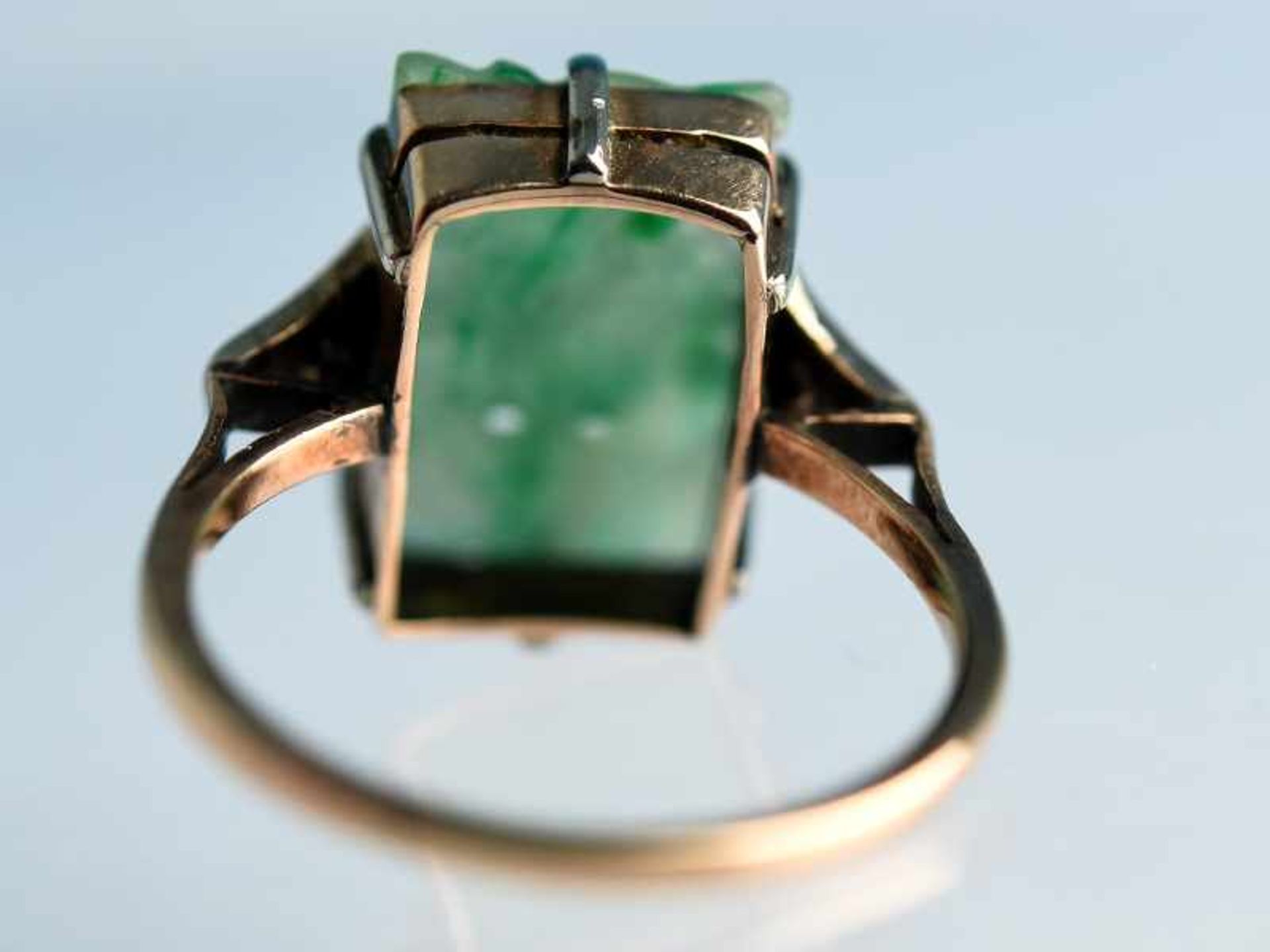 Ring mit Jade und 2 kleinen Diamanten, zusammen ca. 0,02 ct. Art Deco 333/- Roségold und Silber. - Bild 3 aus 5