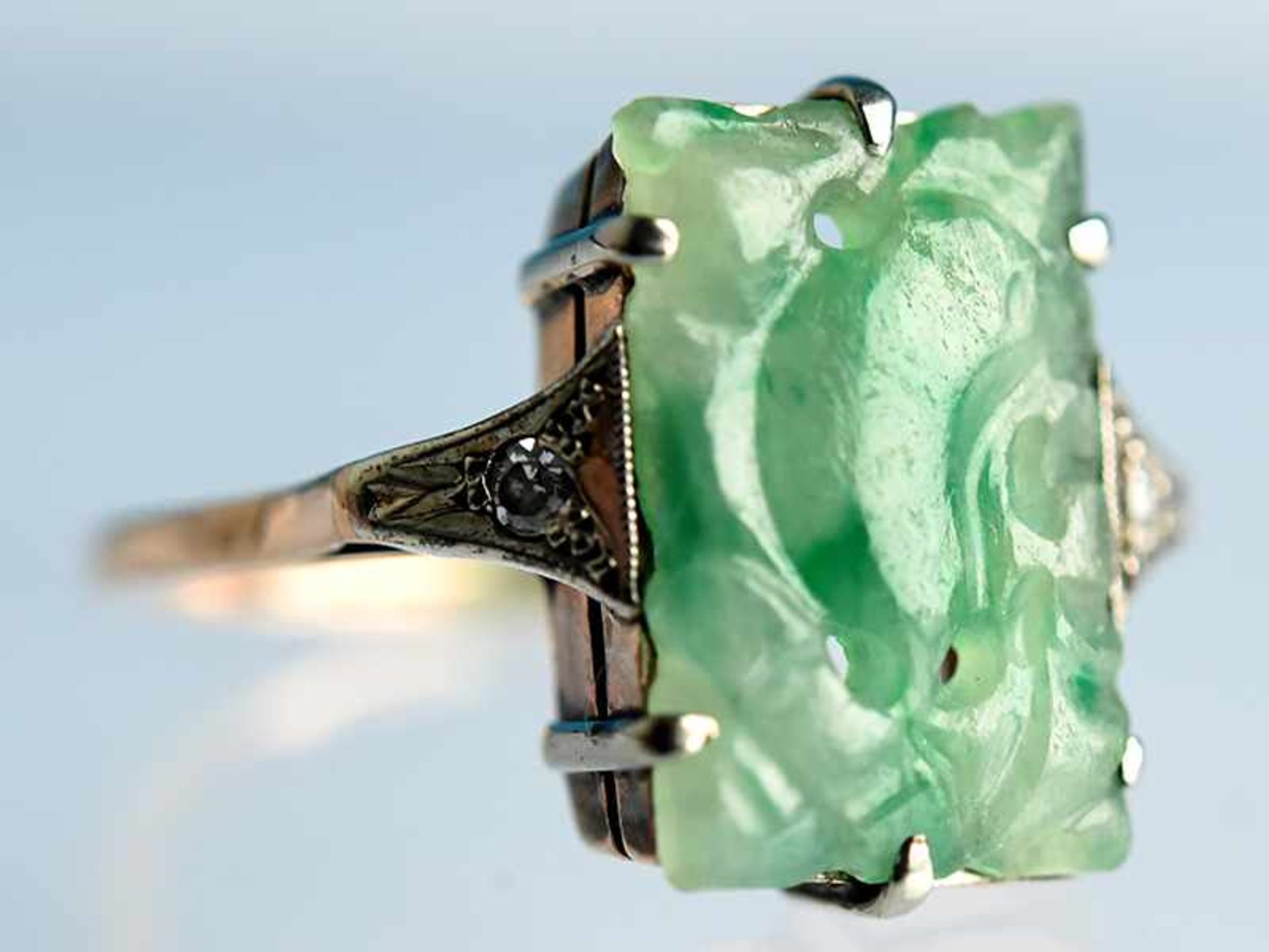 Ring mit Jade und 2 kleinen Diamanten, zusammen ca. 0,02 ct. Art Deco 333/- Roségold und Silber.