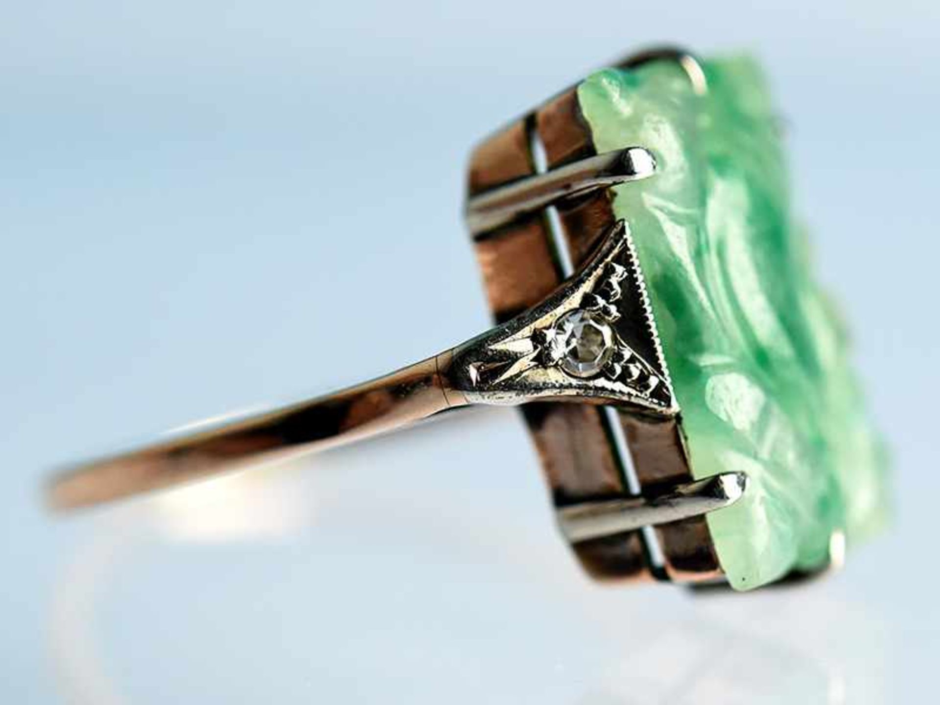 Ring mit Jade und 2 kleinen Diamanten, zusammen ca. 0,02 ct. Art Deco 333/- Roségold und Silber. - Bild 2 aus 5