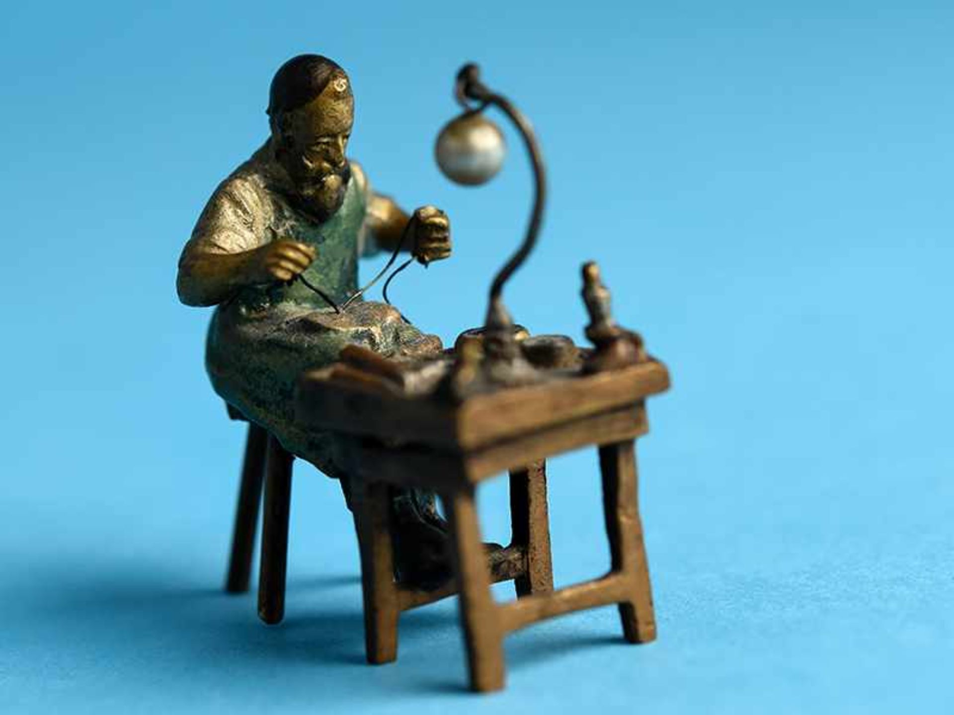 Miniatur-Figurengruppe "Schuster" in der Art der Wiener Bronzen; Anfang 20. Jh. Metallguß, gold- und