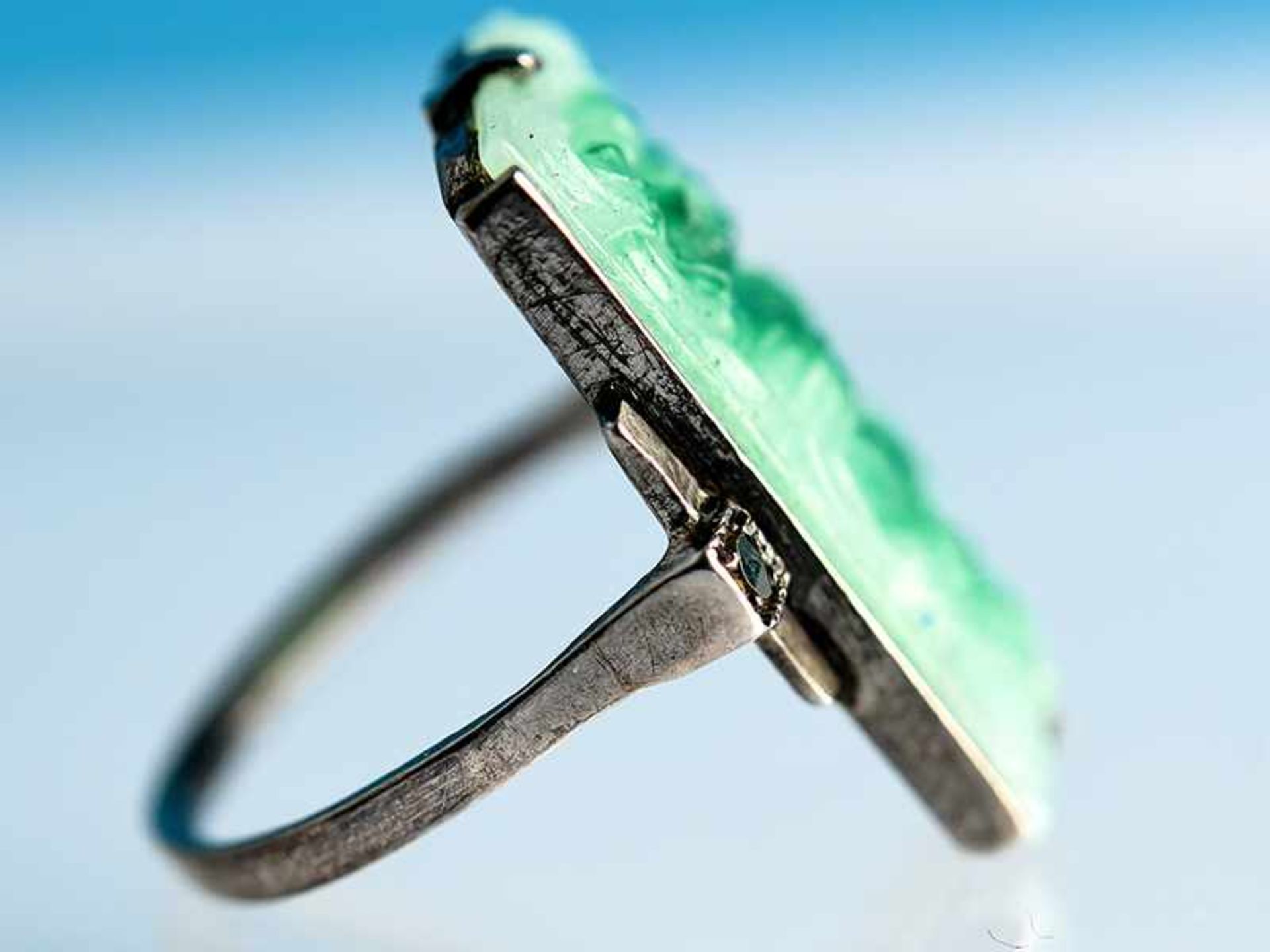 Ring mit Jade und kleinen Markasiten, Art Deco Silber. Gesamtgewicht ca. 4,7 g. Rechteckige Jade mit - Bild 3 aus 6
