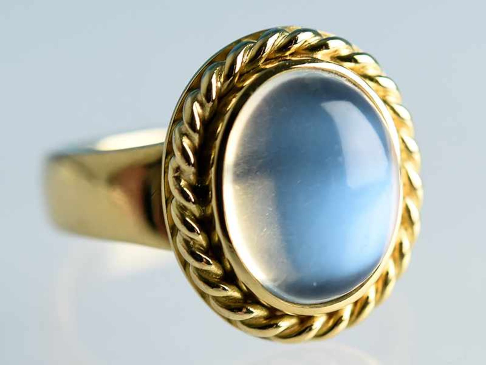 Ring mit Mondstein-Cabochon, Goldschmiedearbeit, 20. Jh. 750/- Gelbgold. Gesamtgewicht ca. 9,2 g.