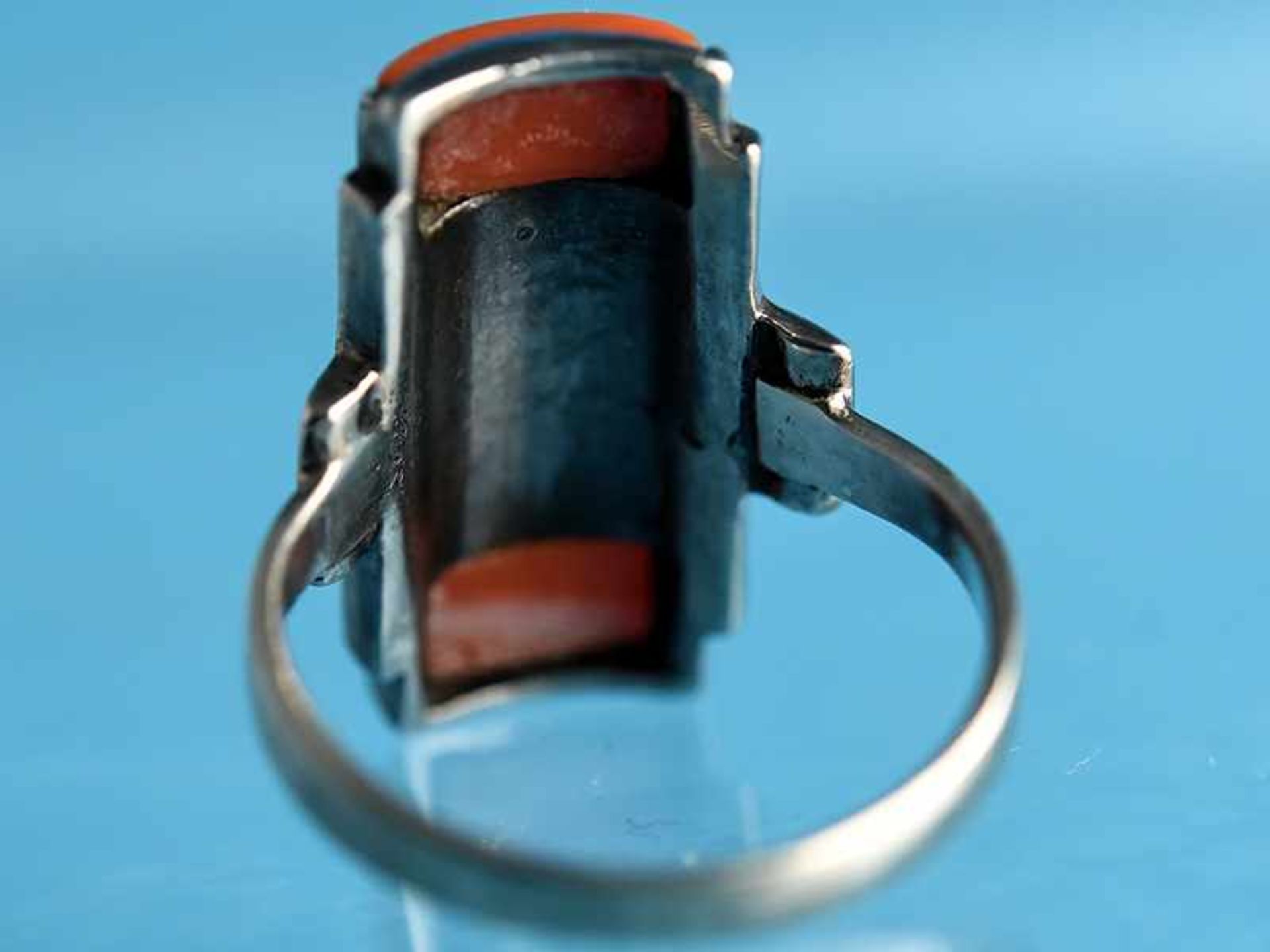 Ring mit Koralle, Entwurf: Theodor Fahrner, um 1925 Silber. Gesamtgewicht ca. 5,3 g. Rechteckiges - Bild 3 aus 4