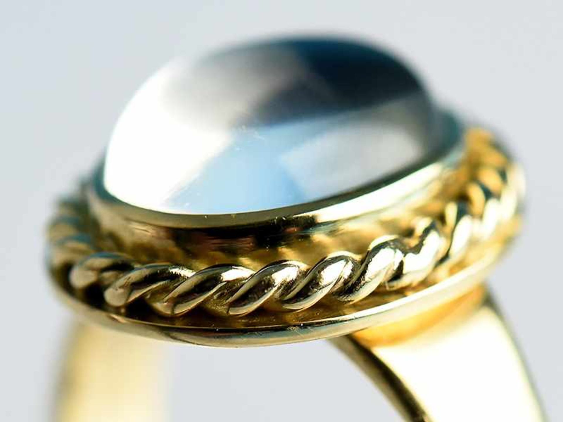 Ring mit Mondstein-Cabochon, Goldschmiedearbeit, 20. Jh. 750/- Gelbgold. Gesamtgewicht ca. 9,2 g. - Bild 2 aus 6