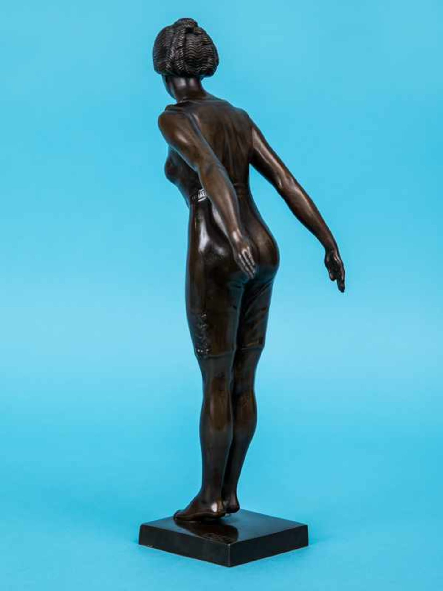 Leisek, Georg (1869 - 1936). Figurenplastik einer Schwimmerin im Badeanzug, kurz vor dem Absprung - Bild 6 aus 7