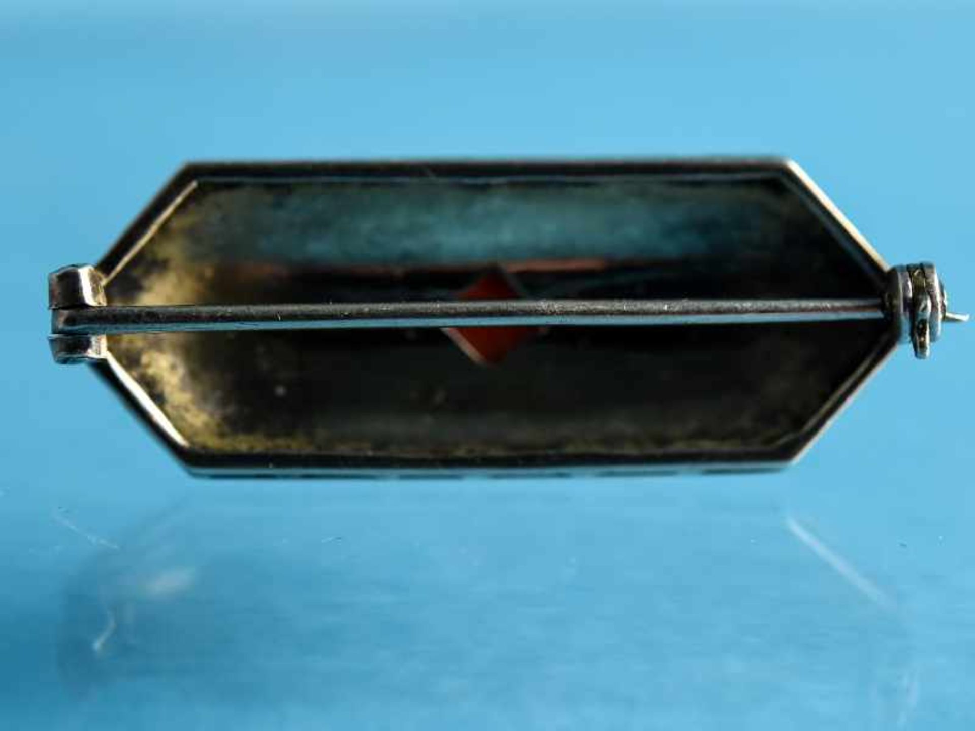 Nadel mit rotem Farbstein und Emaille, Art Deco Silber vergoldet. Längliche leicht gewölbte - Bild 2 aus 2