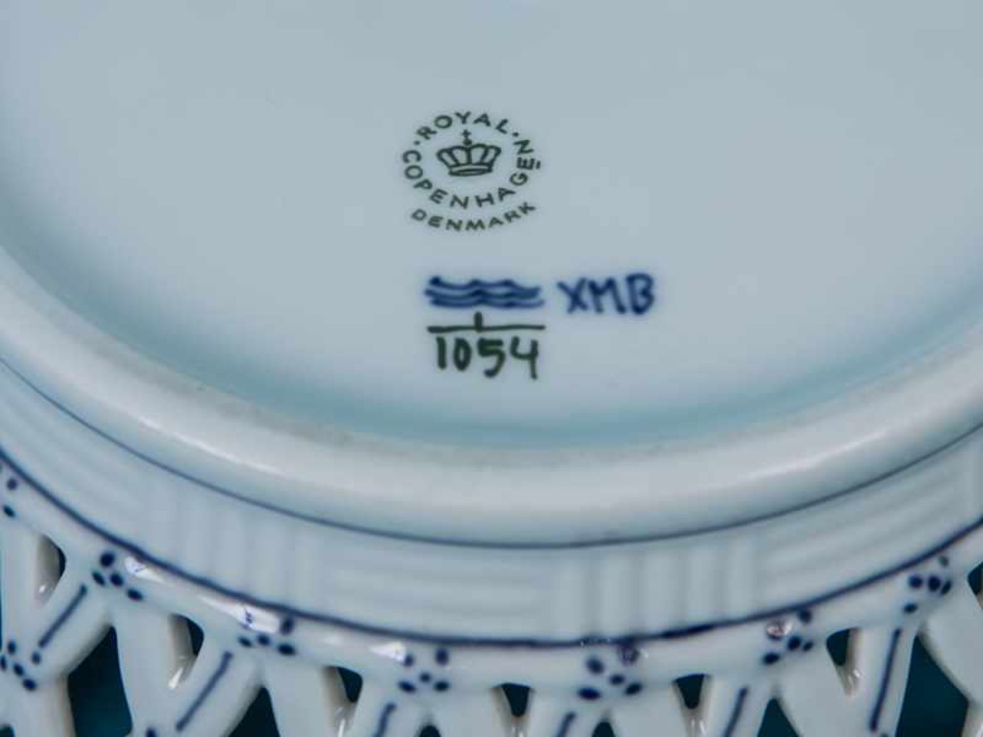 Korbschale "Musselmalet", Königlich Kopenhagen, 20. Jh. Weißporzellan mit unter Glasur blauem " - Bild 2 aus 4