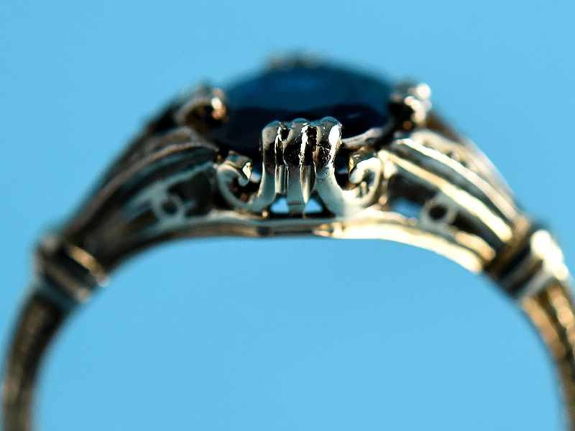 Ring mit Saphir, um 1900 585/- Gelbgold. Silber parkettiert. Gesamtgewicht ca. 1,8 g. Im antiken - Bild 4 aus 4