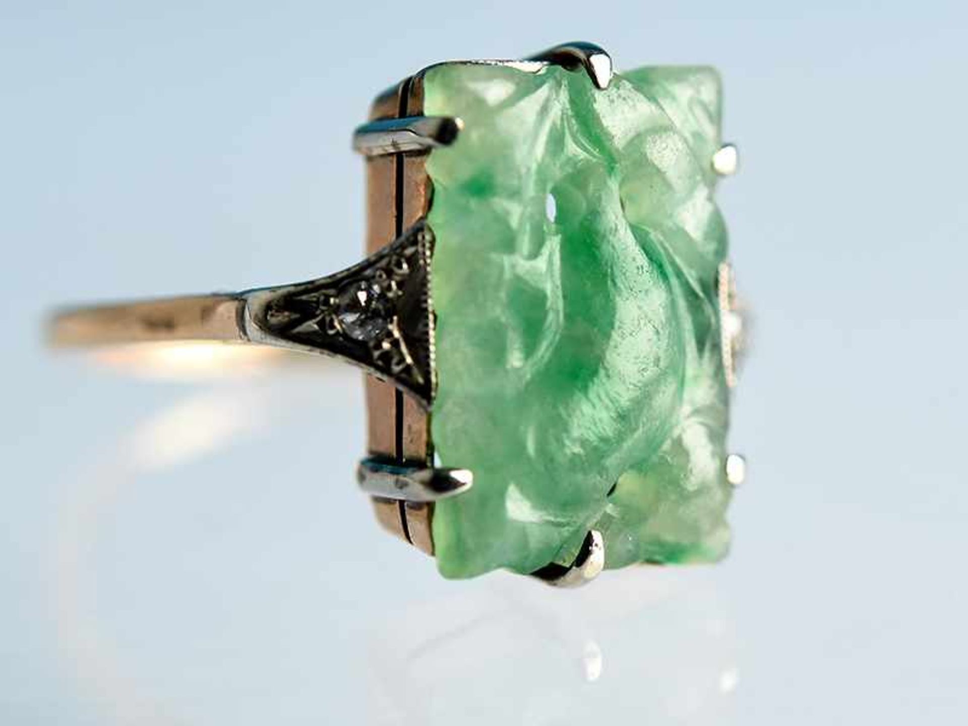 Ring mit Jade und 2 kleinen Diamanten, zusammen ca. 0,02 ct. Art Deco 333/- Roségold und Silber. - Bild 5 aus 5