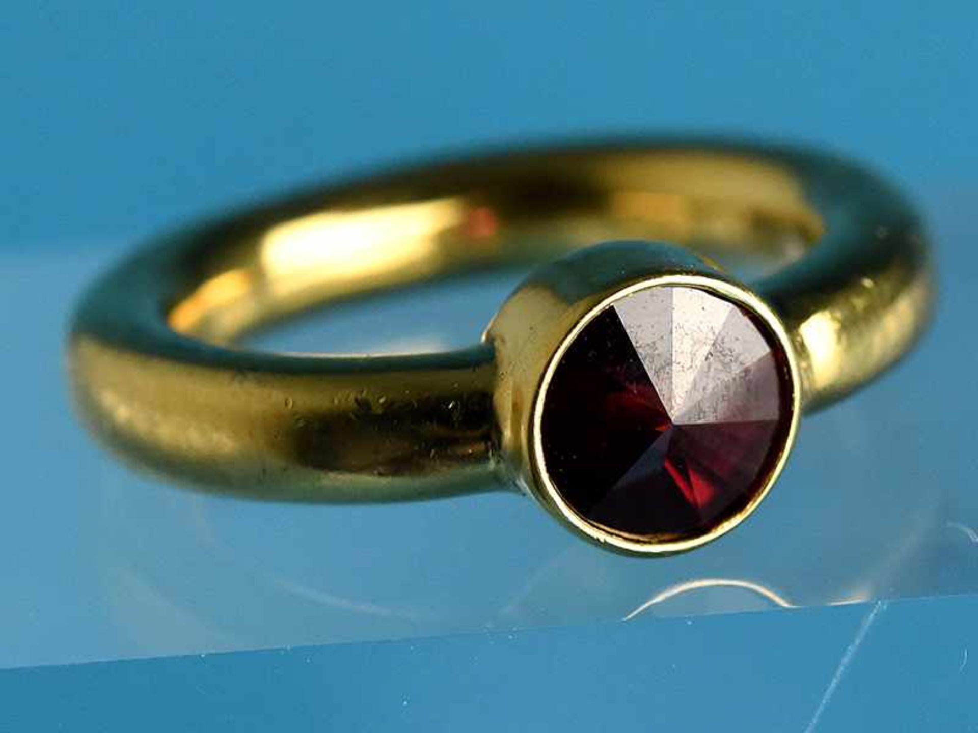 Ring mit Granat, von Bodo Nickel, Hamburg, 21. Jh. Silber vergoldet. Massive Ringschiene mit