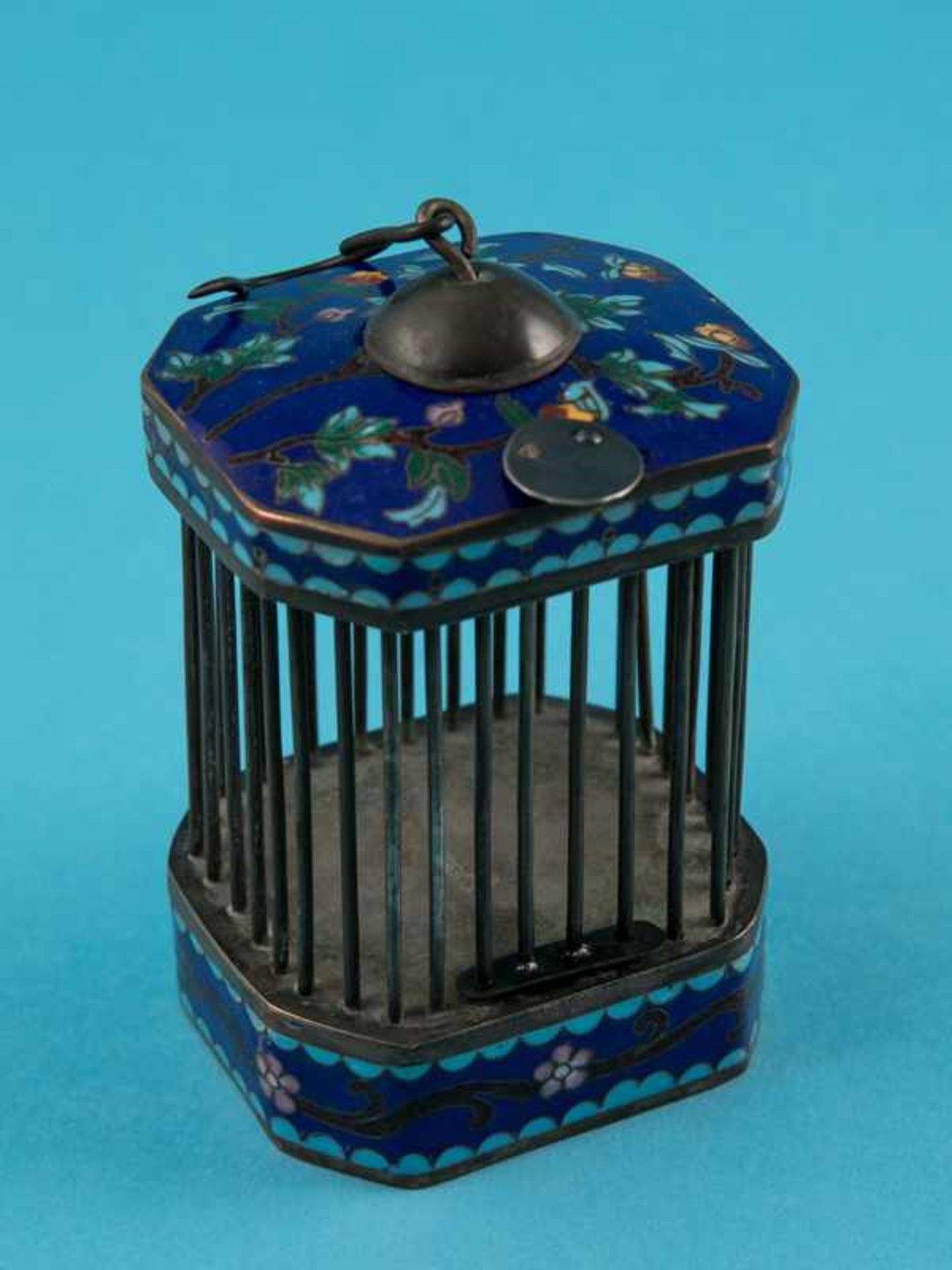 Grillenkäfig mit Cloisonnédekor, China, um 1900. Messing/Kupfer mit farbigem Emaille-Cloisonné-