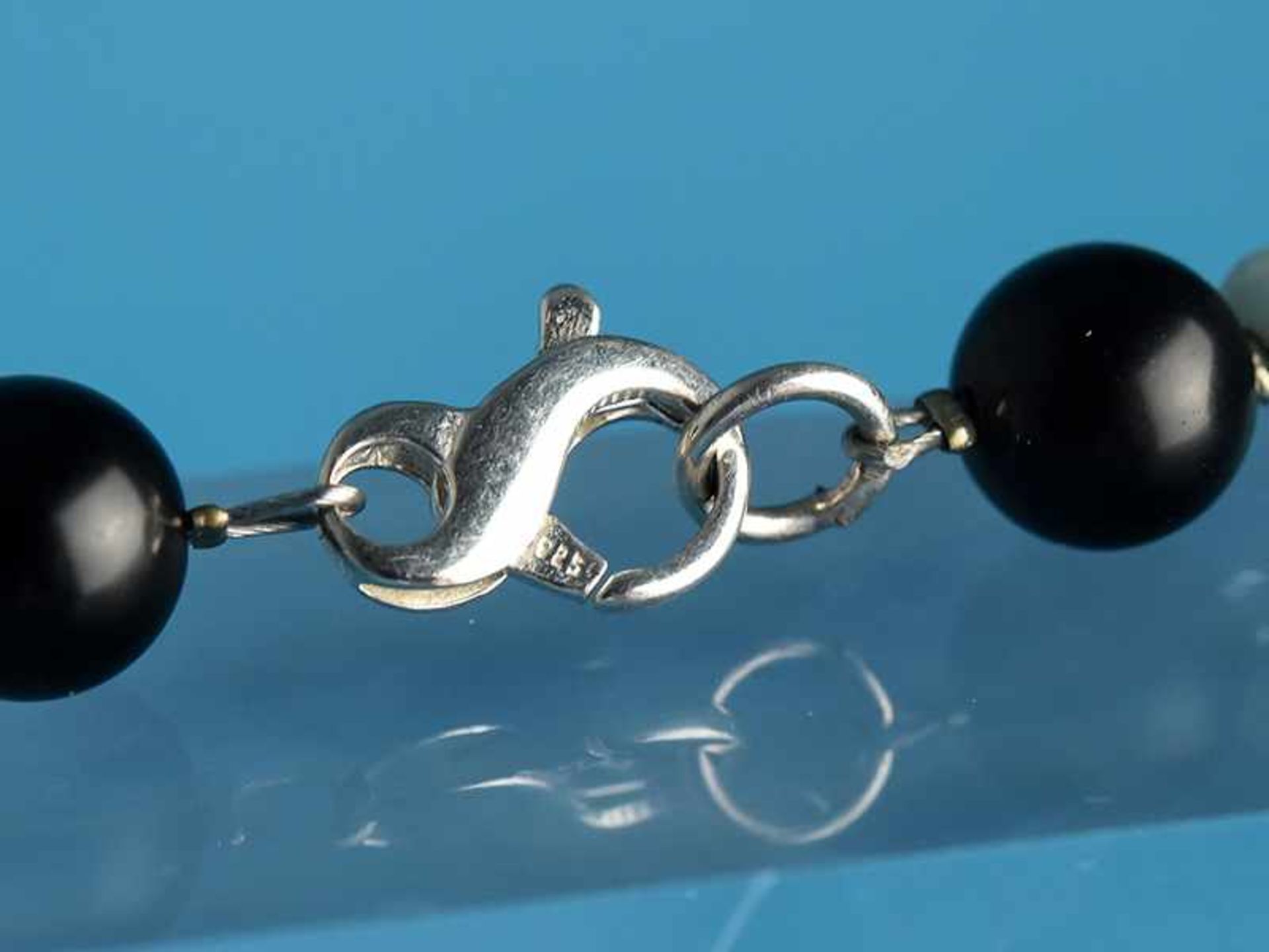 Collier mit Onyx, Achat und Silberelementen, 21. Jh. Silber und Metall. Durchbrochene Onyx-Rechtecke - Bild 4 aus 4