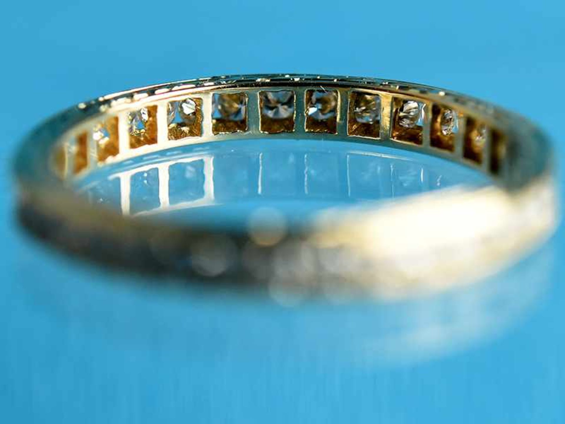 Memoryring mit Brillanten, zusammen ca. 0,85 ct, 21. Jh. 585/- Gelbgold. Gesamtgewicht ca. 2 g. - Image 3 of 3