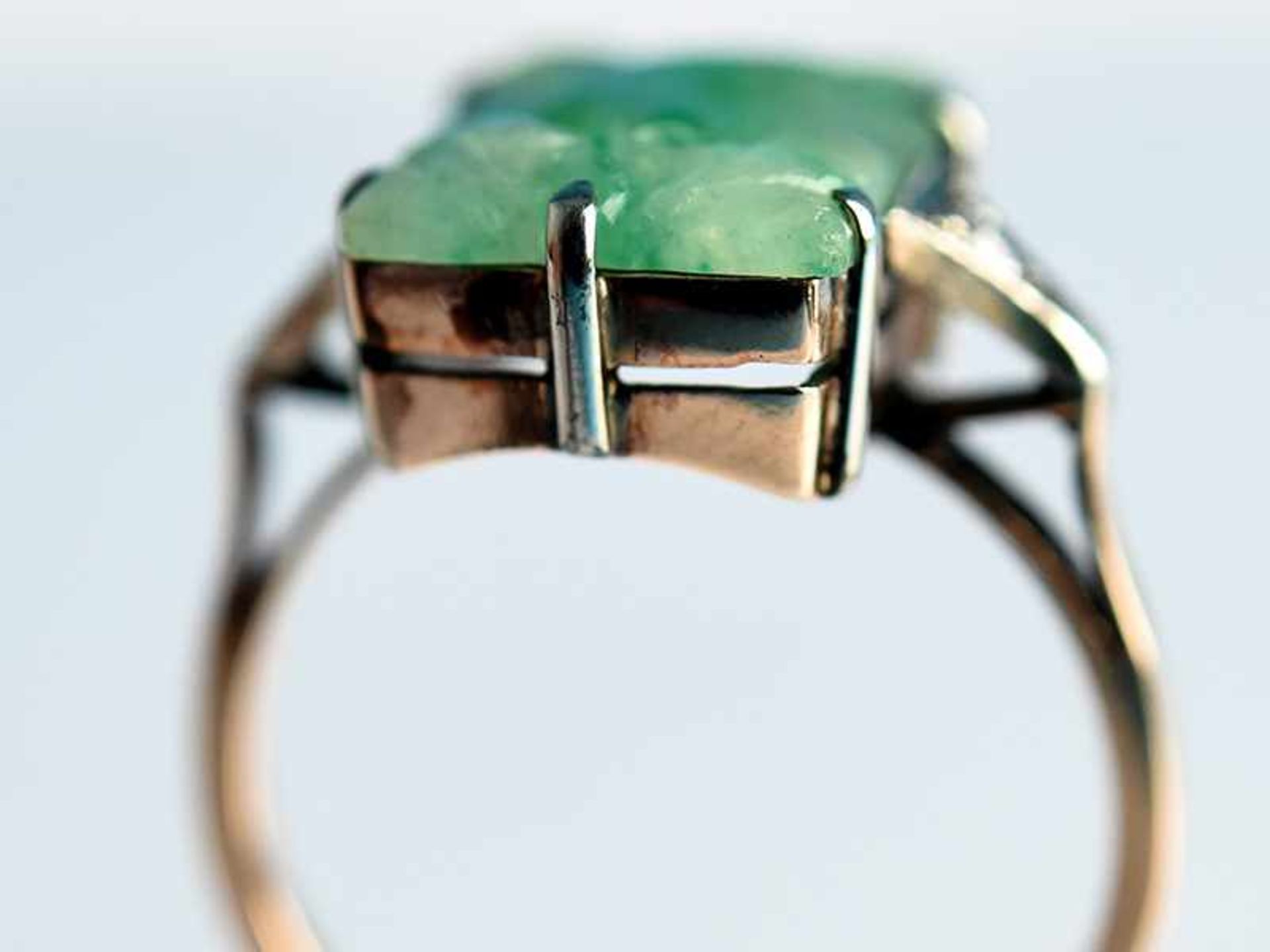 Ring mit Jade und 2 kleinen Diamanten, zusammen ca. 0,02 ct. Art Deco 333/- Roségold und Silber. - Bild 4 aus 5