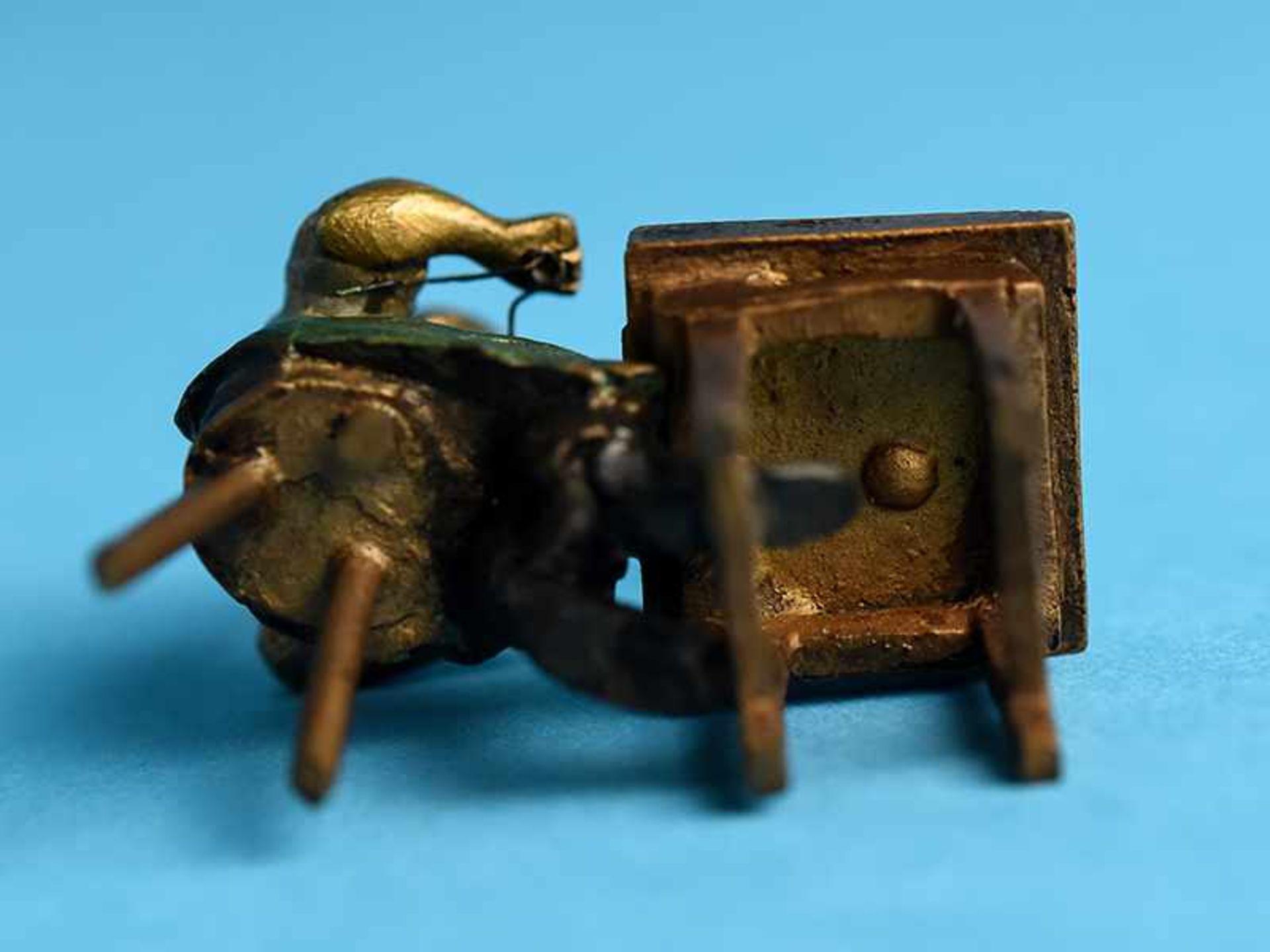 Miniatur-Figurengruppe "Schuster" in der Art der Wiener Bronzen; Anfang 20. Jh. Metallguß, gold- und - Bild 4 aus 4