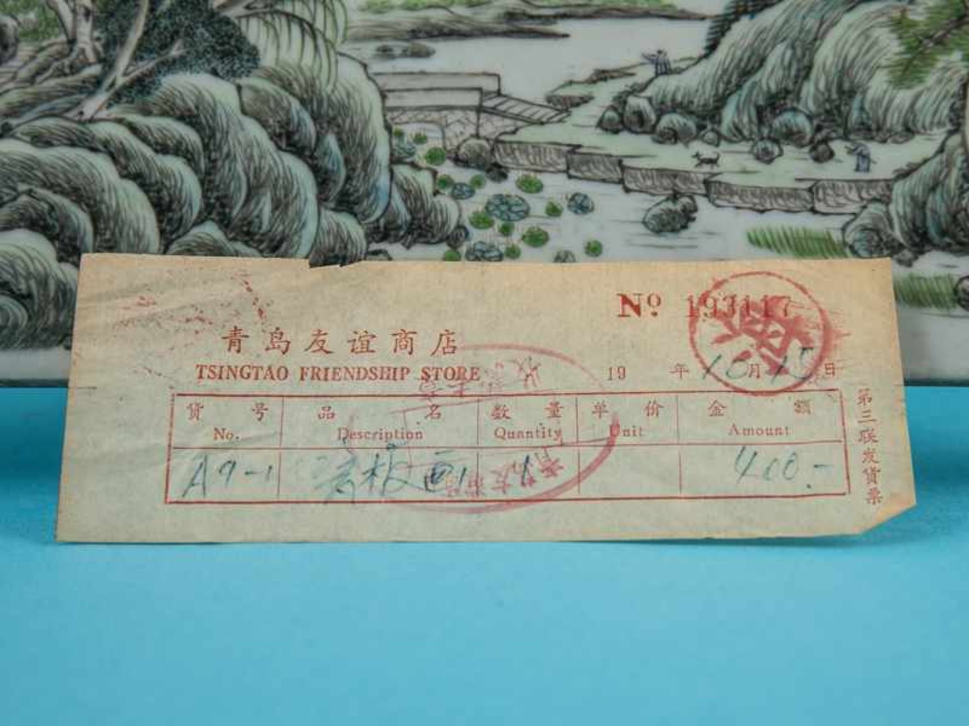 Bildplatte mit Landschaft, China, wohl Anfang 20. Jh. Porzellan, polychrom bemalt und mit - Bild 6 aus 8