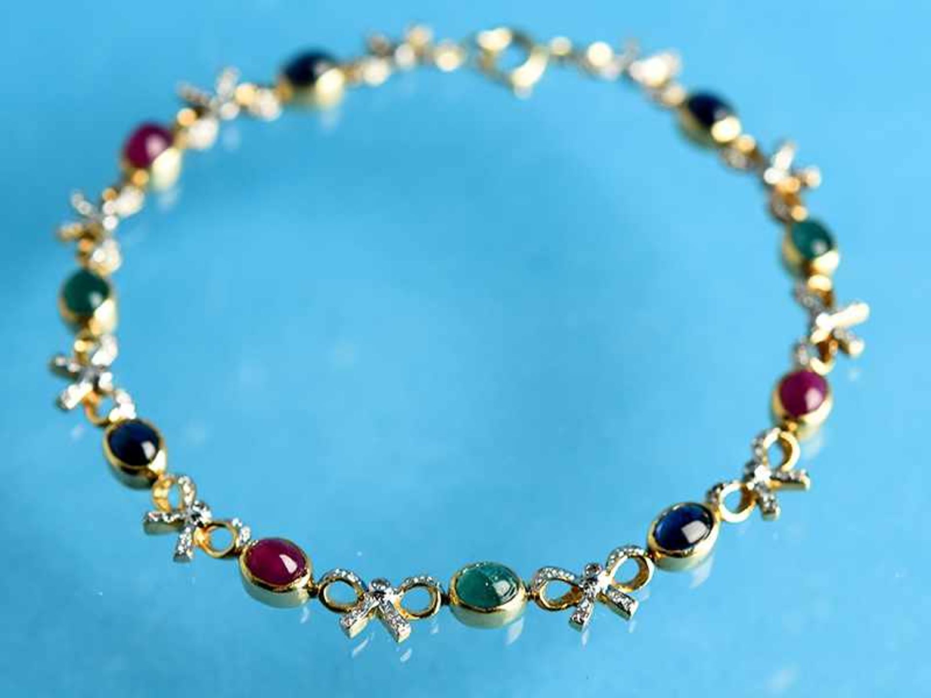 Armband mit Saphit-, Rubin-, Smaragd-Cabochons und kleine Diamanten, 20. Jh. 585/- Gelbgold. - Bild 2 aus 2