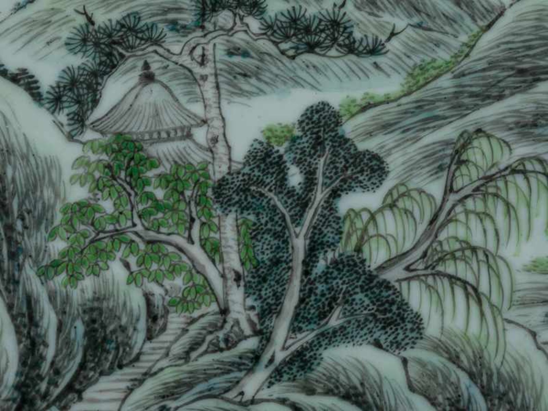 Bildplatte mit Landschaft, China, wohl Anfang 20. Jh. Porzellan, polychrom bemalt und mit - Bild 8 aus 8