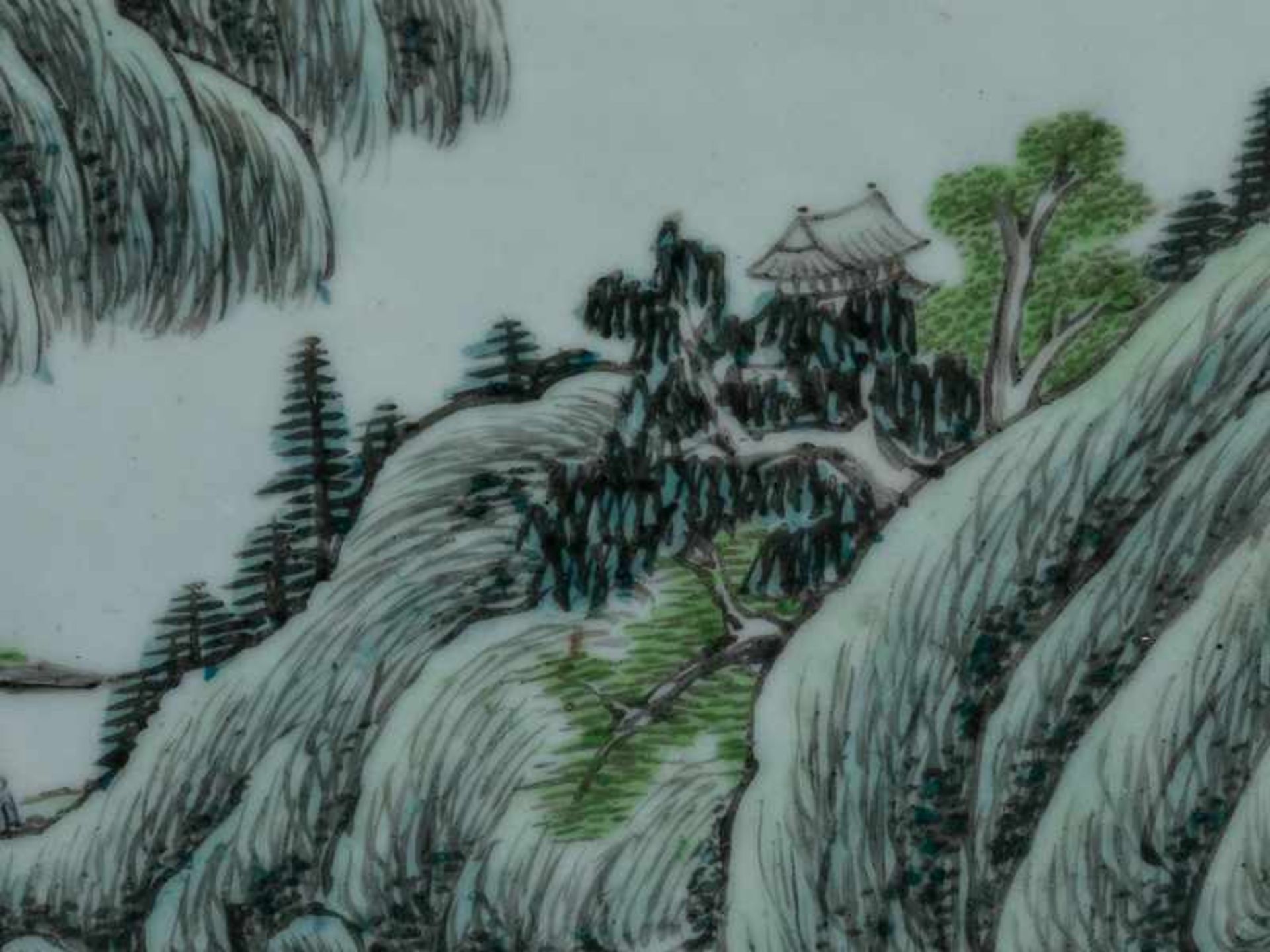 Bildplatte mit Landschaft, China, wohl Anfang 20. Jh. Porzellan, polychrom bemalt und mit - Bild 7 aus 8