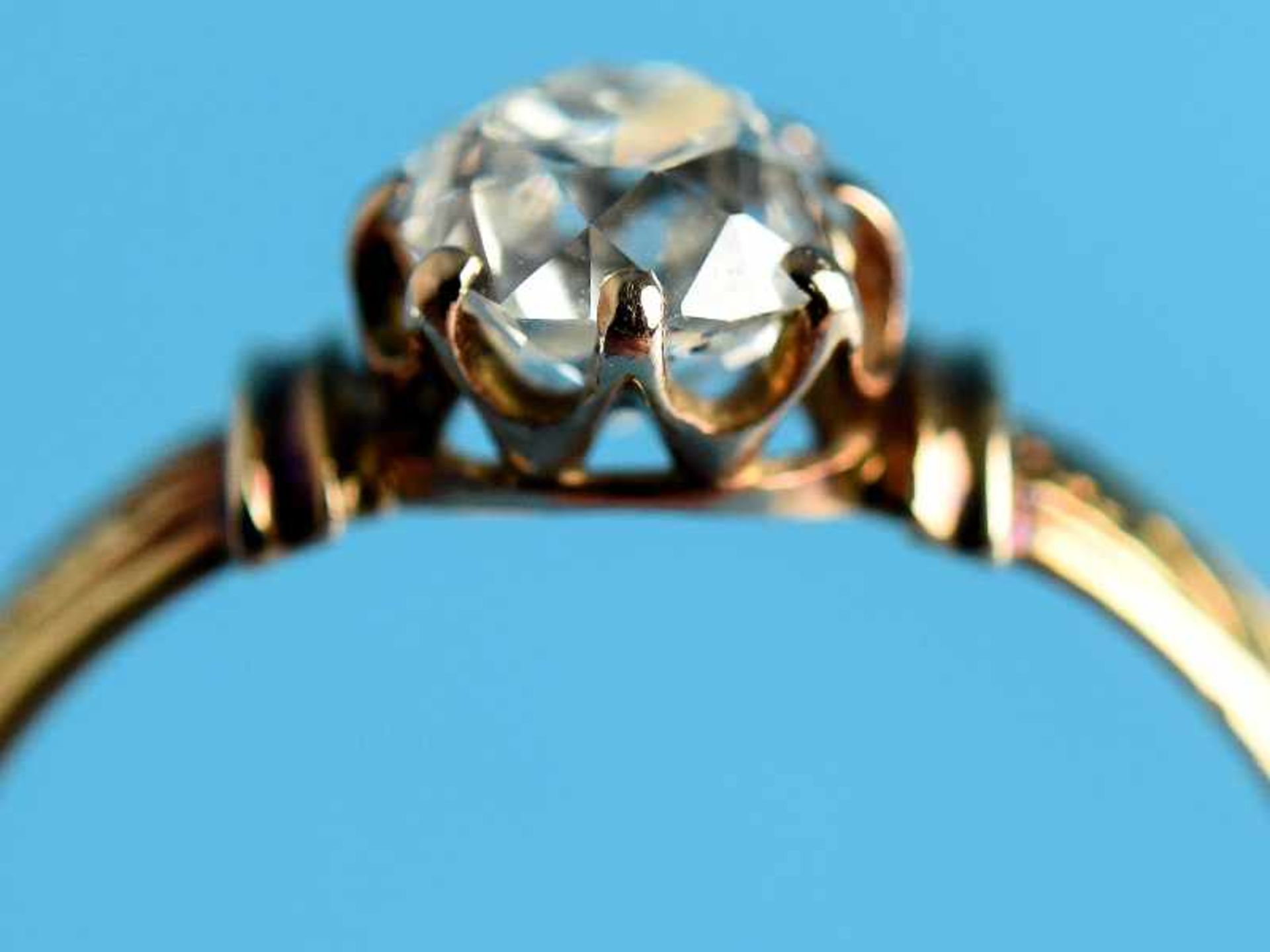 Solitäring mit Altschliff-Diamant ca. 0,85 ct, um 1900 585/- Gelbgold. Gesamtgewicht ca. 3,4 g. - Bild 2 aus 4