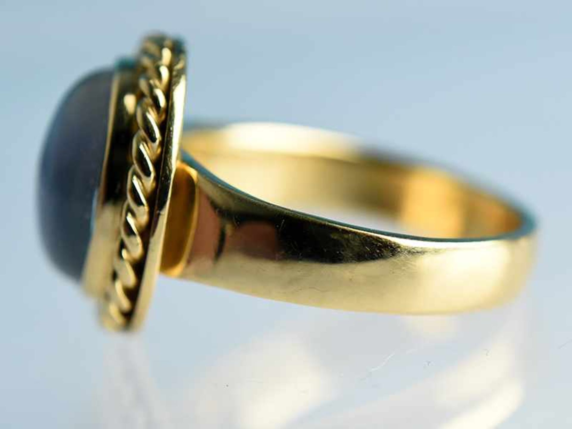 Ring mit Mondstein-Cabochon, Goldschmiedearbeit, 20. Jh. 750/- Gelbgold. Gesamtgewicht ca. 9,2 g. - Bild 5 aus 6