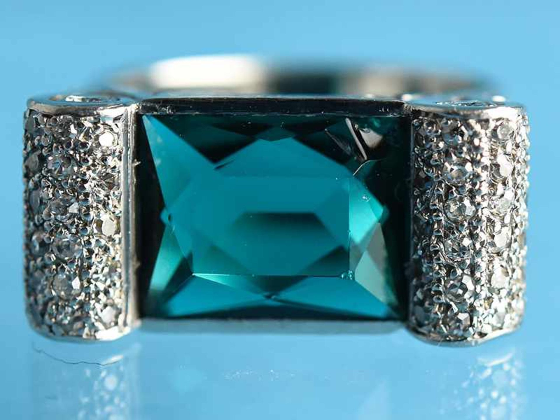 Ring mit dunkelgrünem Farbstein (sog. Paste) 56 Diamanten und 4 Brillanten, zusammen ca. 0,65 ct,