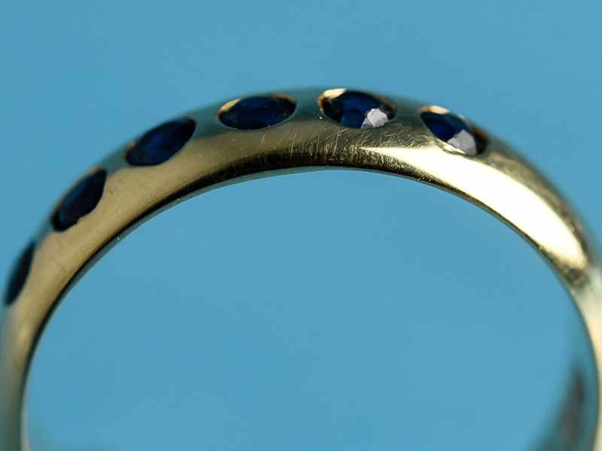 Ring mit 7 kleinen Saphiren, 20. Jh. 585/- Gelbgold. Gesamtgewicht ca. 4,2 g. Trauringform mit 7 - Image 4 of 4