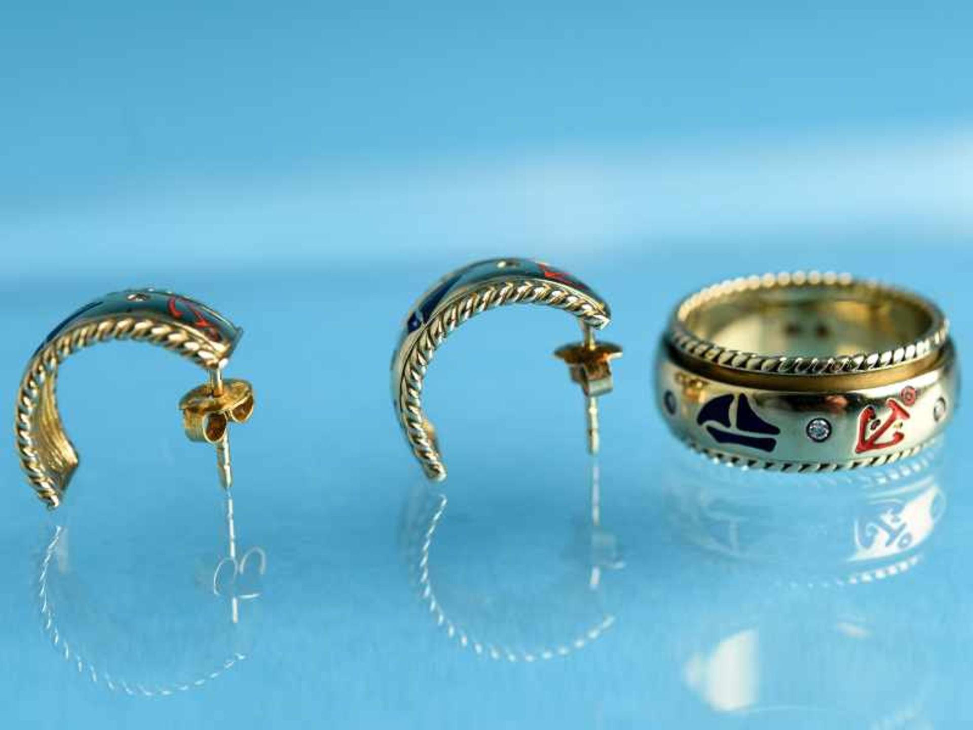 Ring und Halbcreolen mit maritimen Emailledekor und kleine 10 Diamanten, zusammen ca. 0,2 ct, 20. - Bild 2 aus 3