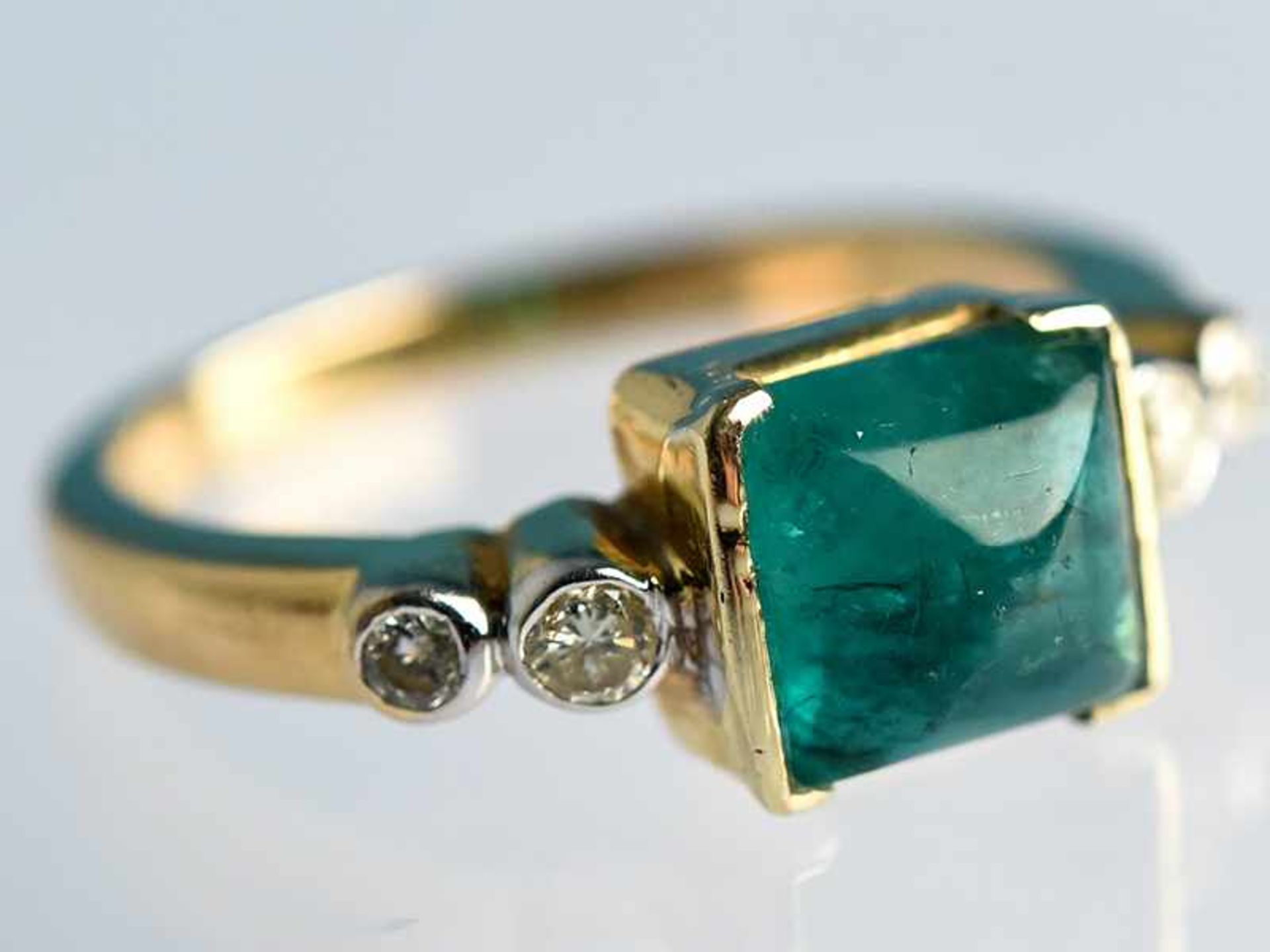 Ring mit Smaragd-Cabochon und vier kleinen Brillanten, zusammen ca. 0,10 ct, 20. Jh. 750/- Gelbgold.