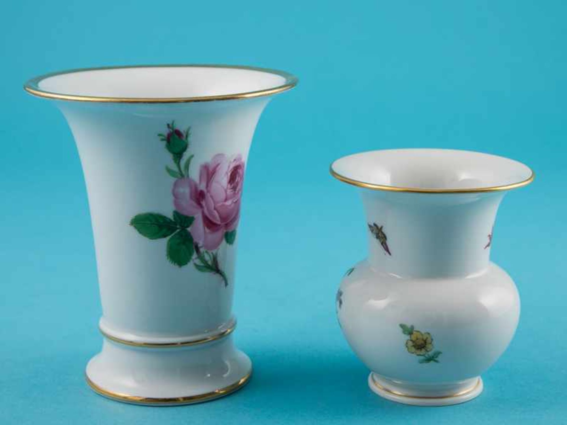 2 verschiedene Vasen, KPM-Berlin und Meissen, 20. Jh. Weißporzellan mit polychromer Floral- und - Bild 2 aus 6