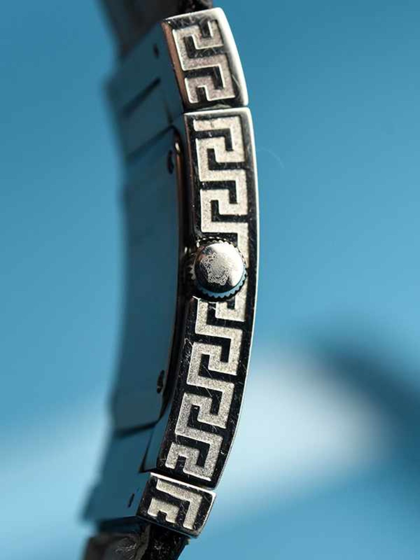 Armbanduhr, bezeichnet Versace, 20. Jh. Stahl mit schwarzem Lederarmband. Leicht gebogene - Bild 4 aus 4