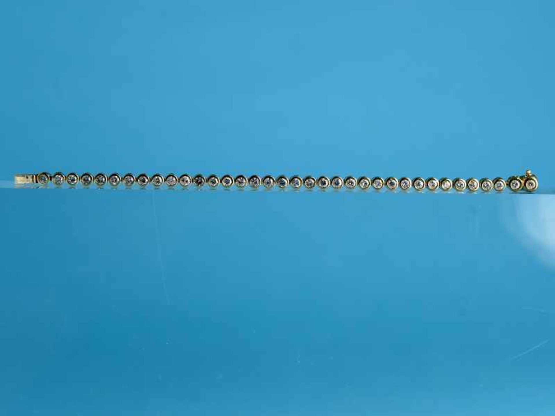 Tennisarmband mit 36 Brillanten und Diamanten, zusammen ca. 5 ct, 20. Jh. 750/- Gelbgold. - Bild 3 aus 4
