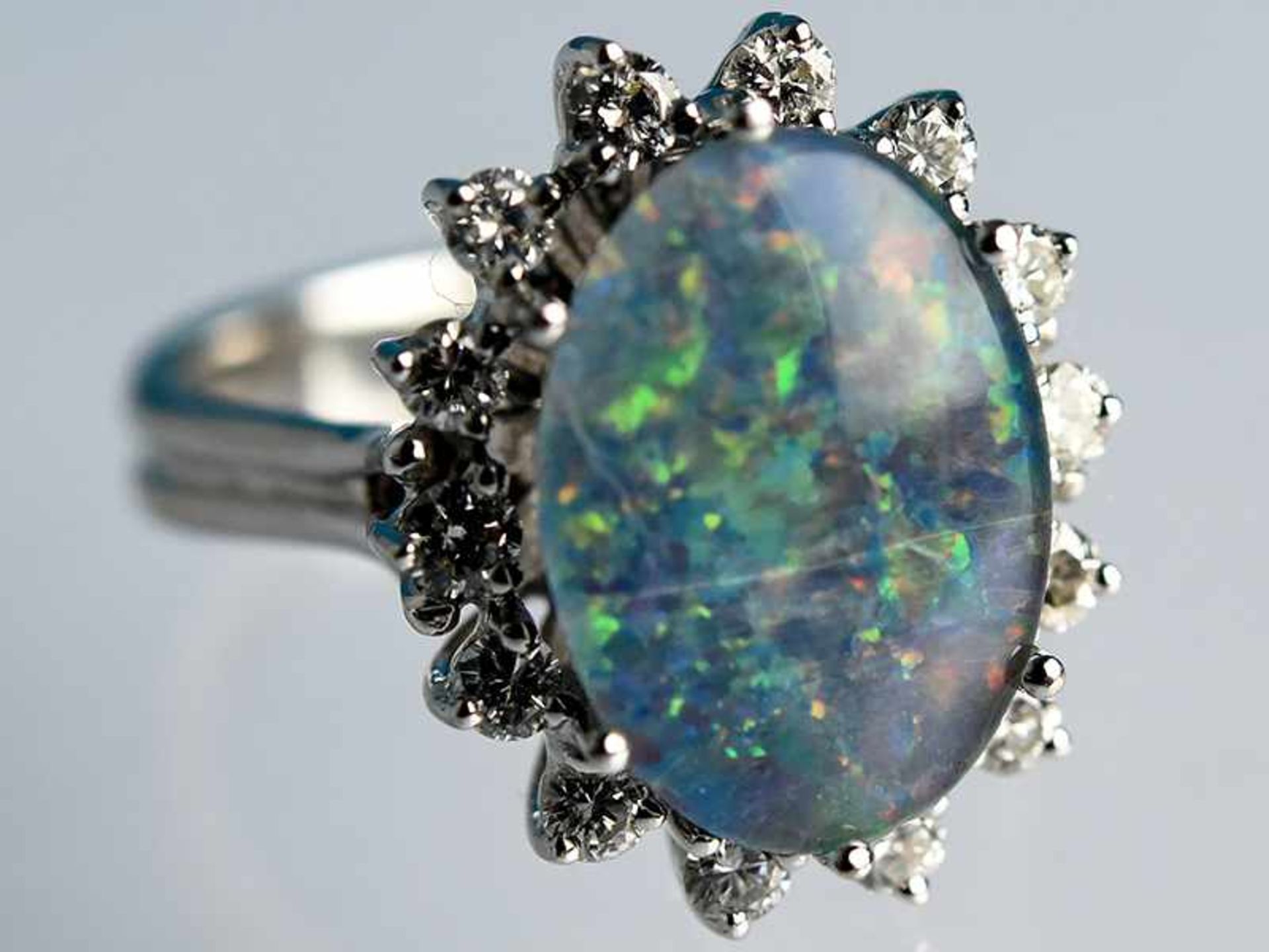 Ring mit Opal-Triblette und 14 Brillanten, zusammen ca. 0,56 ct, 20. Jh. 585/- Weißgold.