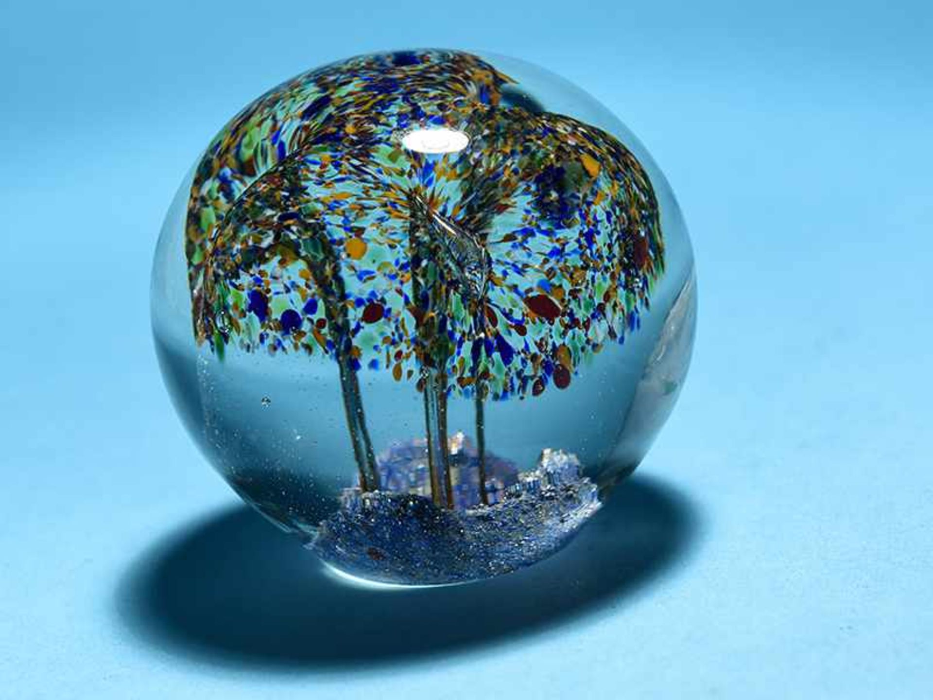 6 verschiedene Paperweights, 20. Jh. Farbloses Glas mit farbigen Einschmelzungen, teils in - Bild 4 aus 9