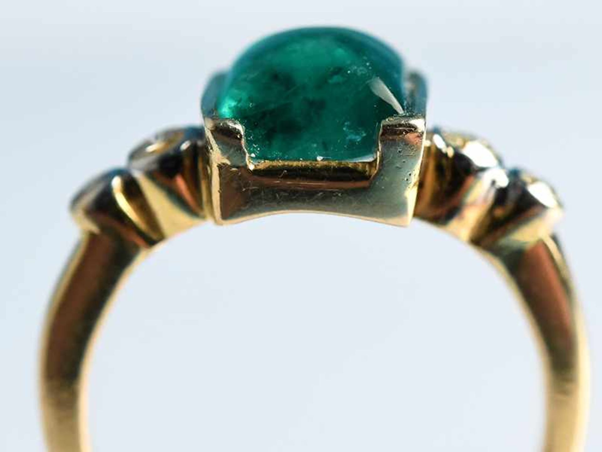 Ring mit Smaragd-Cabochon und vier kleinen Brillanten, zusammen ca. 0,10 ct, 20. Jh. 750/- Gelbgold. - Bild 4 aus 4