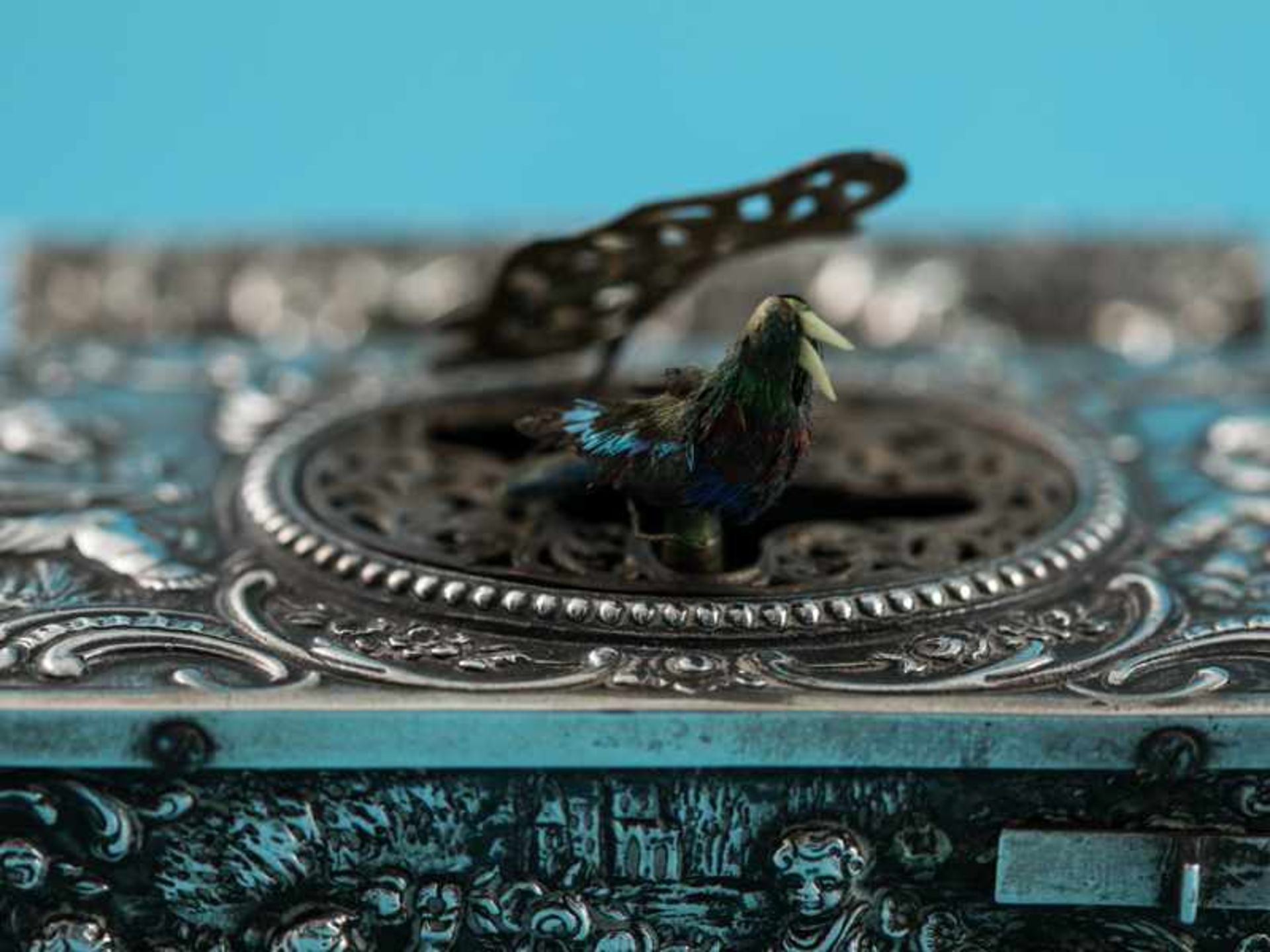 Neo-Rokoko-Spieldose mit singendem Vogel, um 1900. Silber-Gehäuse (wohl Hanau) mit (defektem) - Bild 16 aus 17