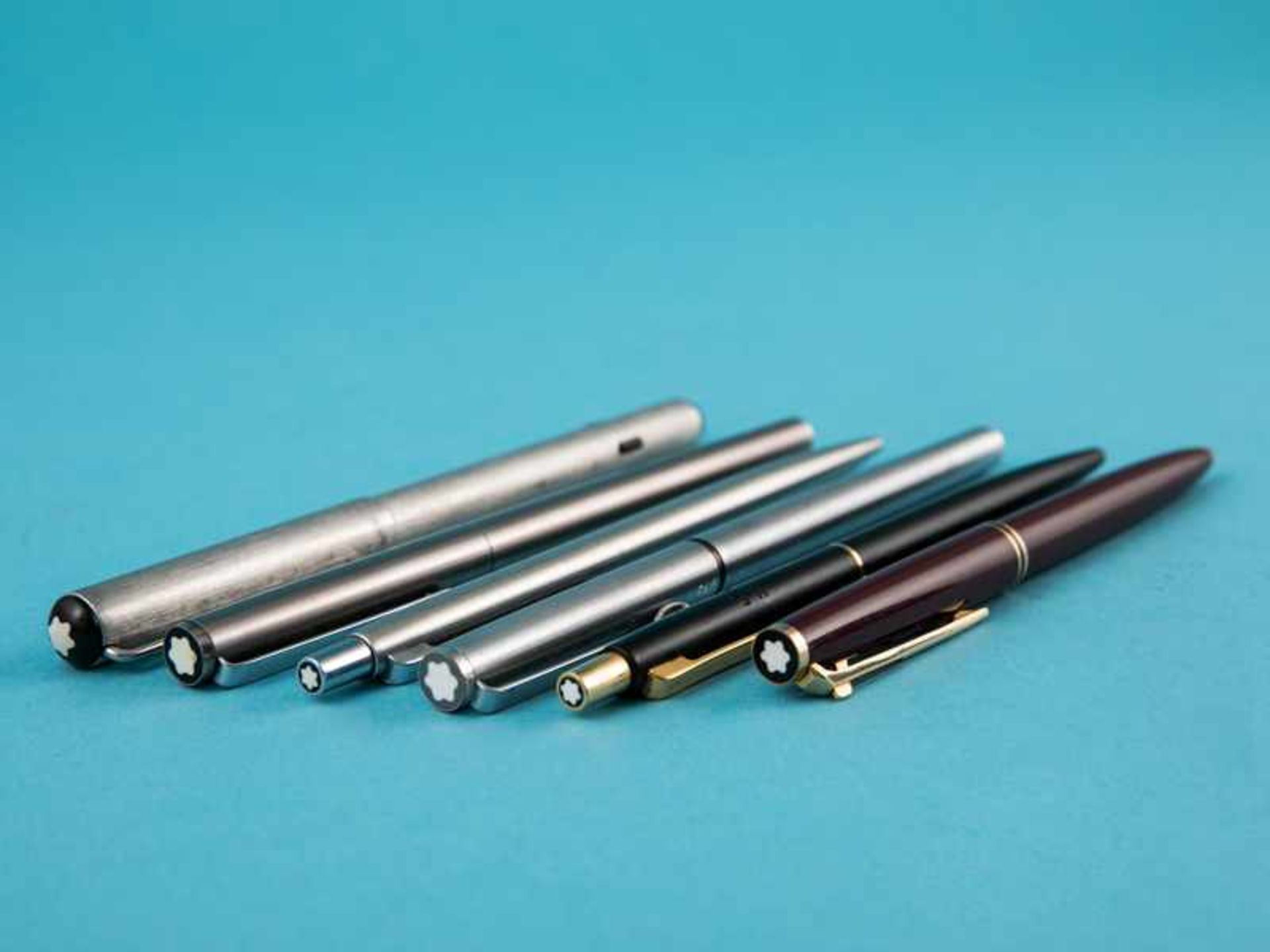 6 verschiedene Schreibgeräte, Mont Blanc, 20. Jh. 4 x Kugelschreiber aus silberfarbenem Metall mit - Bild 2 aus 2