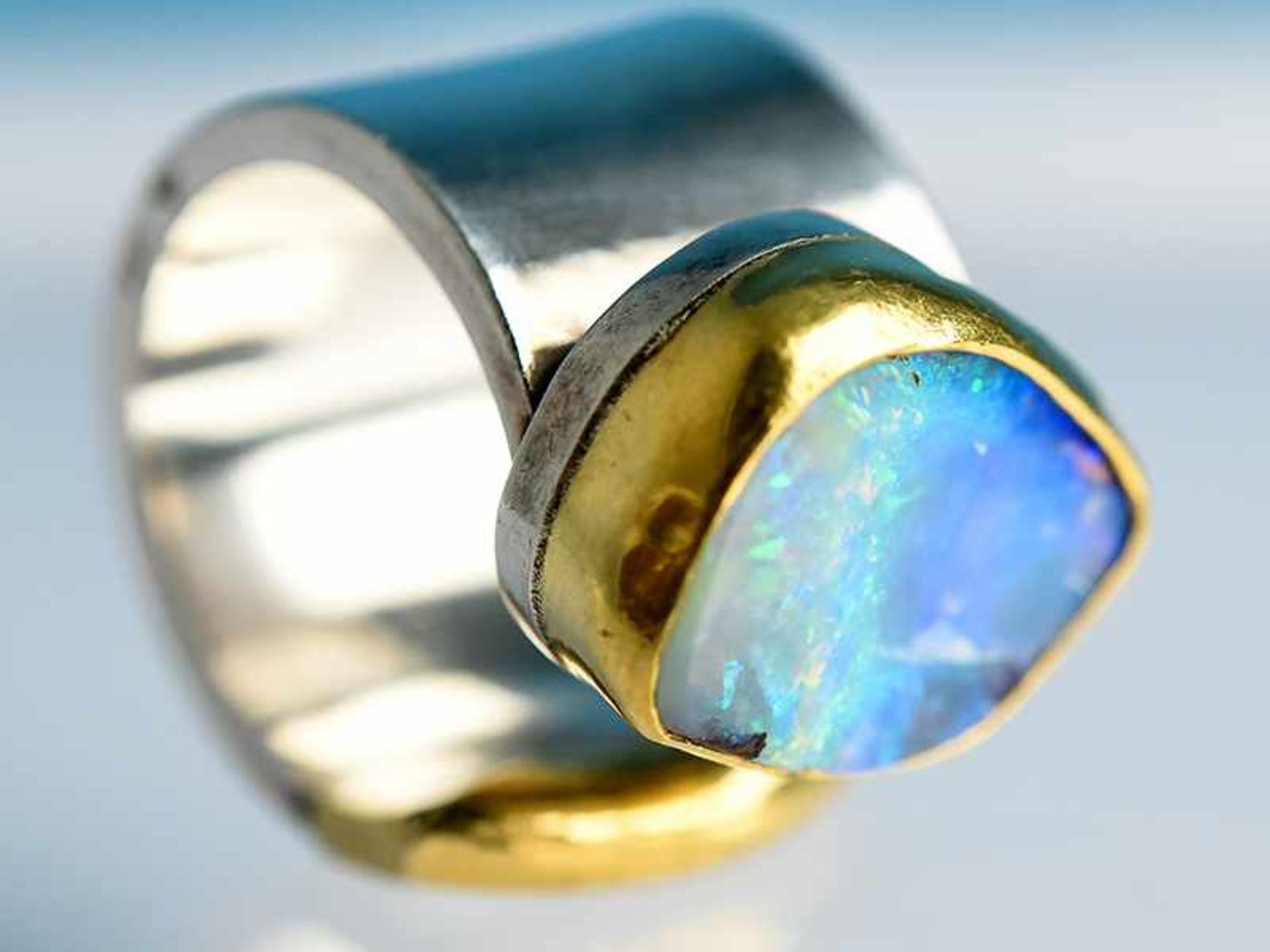 Moderner massiver Spangenring mit Opal, Goldschmiedearbeit, 20. Jh. 925/- Silber und Gelbgold.