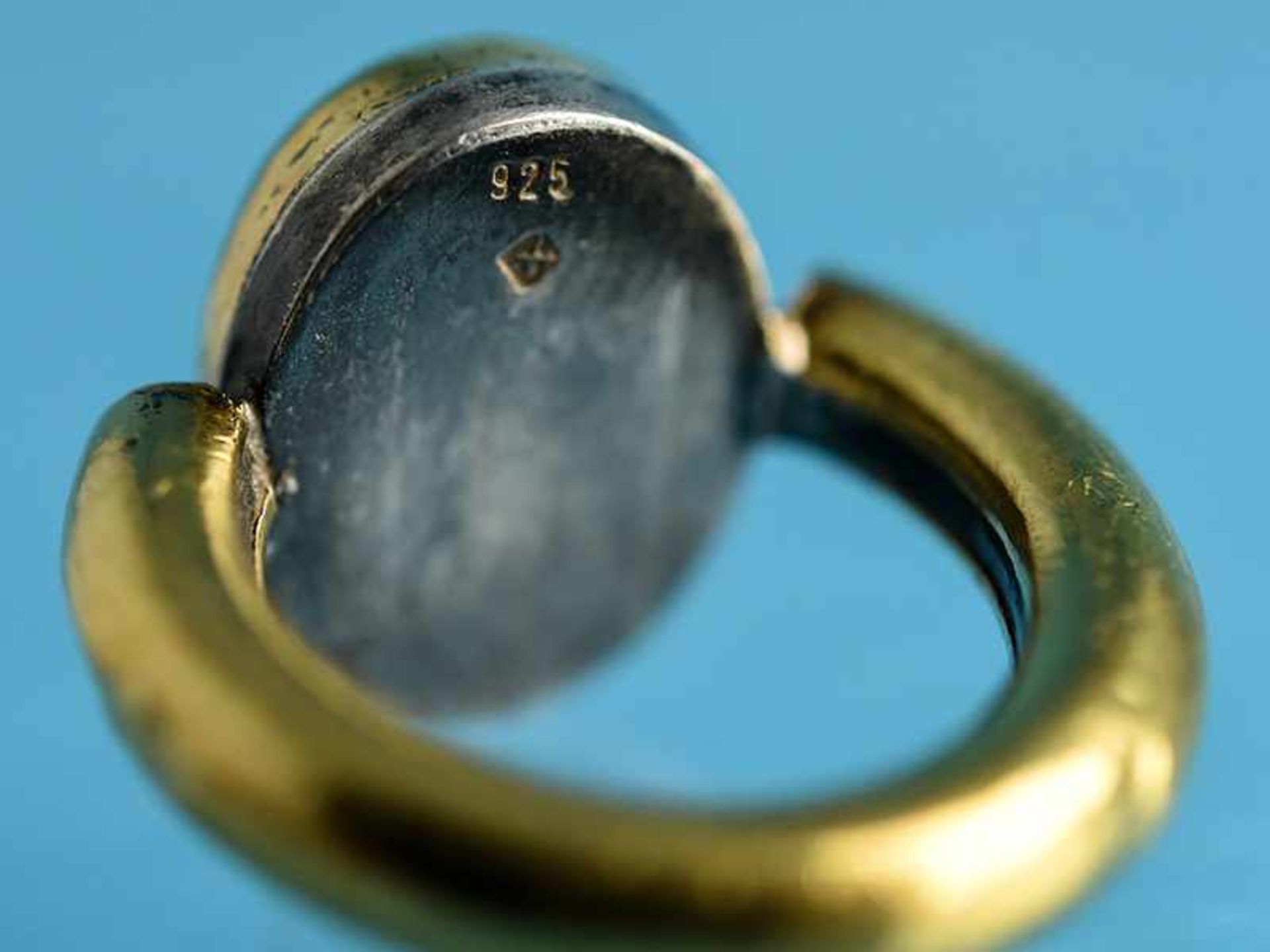 Massiver Ring mit grünem Granat (Tsavorit). Goldschmiedearbeit, 20. Jh. 925/- Silber und Gelbgold. - Bild 3 aus 4