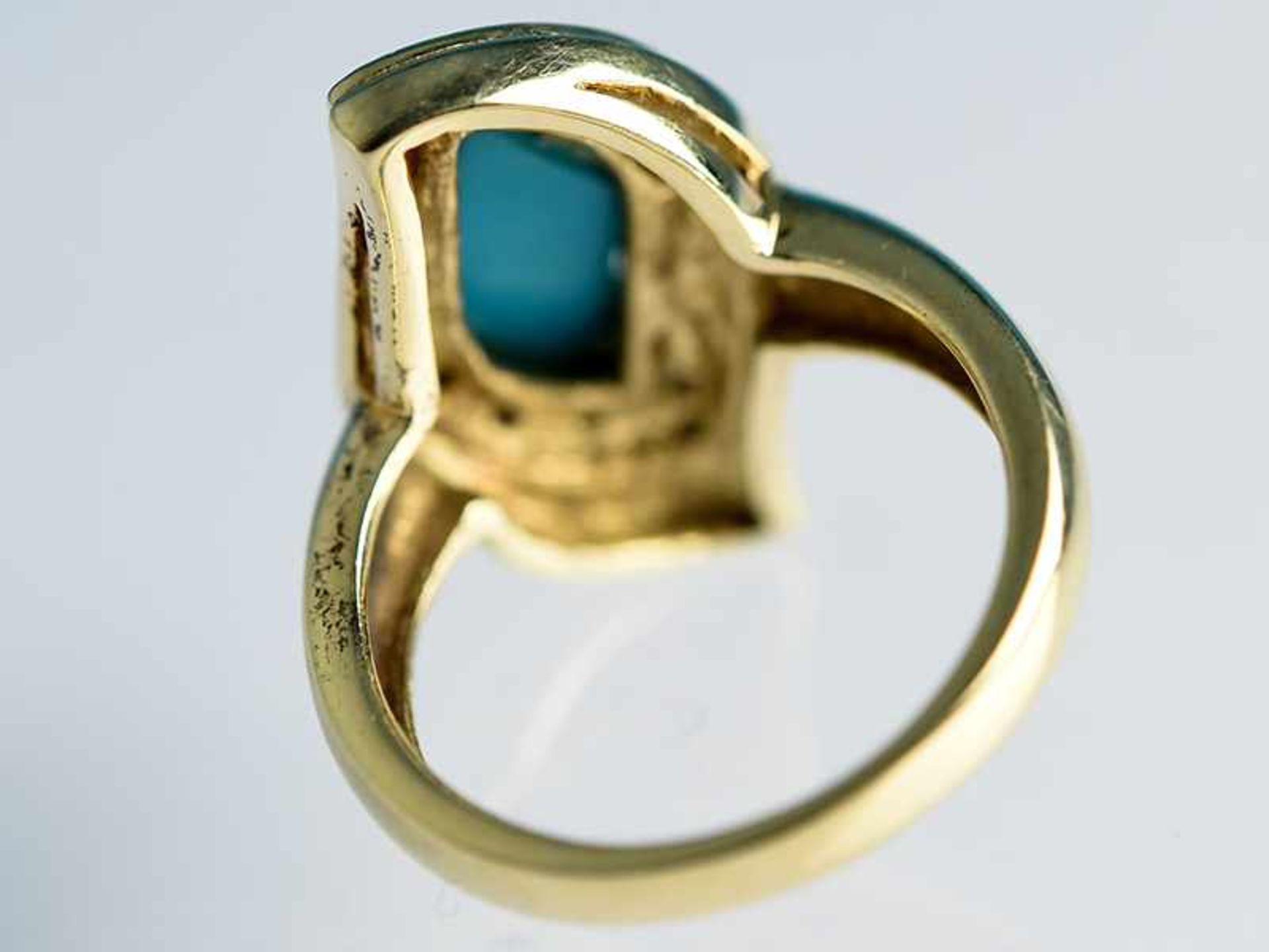 Ring mit Türkis-Cabochon und 8 kleinen Diamanten, zusammen ca. 0,075 ct, 20. Jh. 585/- Gelbgold. - Bild 3 aus 4