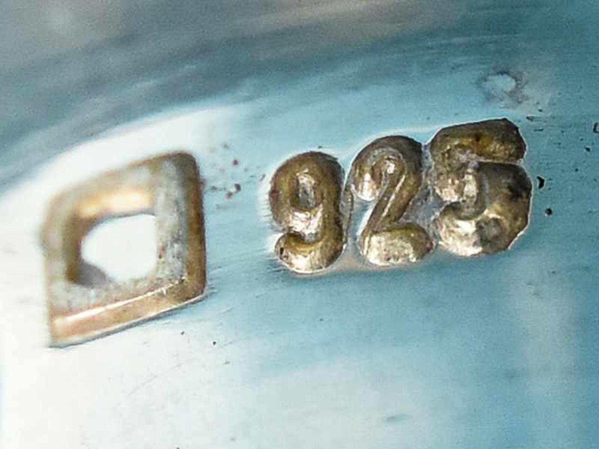 Massive Bandringform mit 5 Granatsteinen, Goldschmiedearbeit, 20. Jh. 925/- Silber und Gelbgold. - Bild 2 aus 3