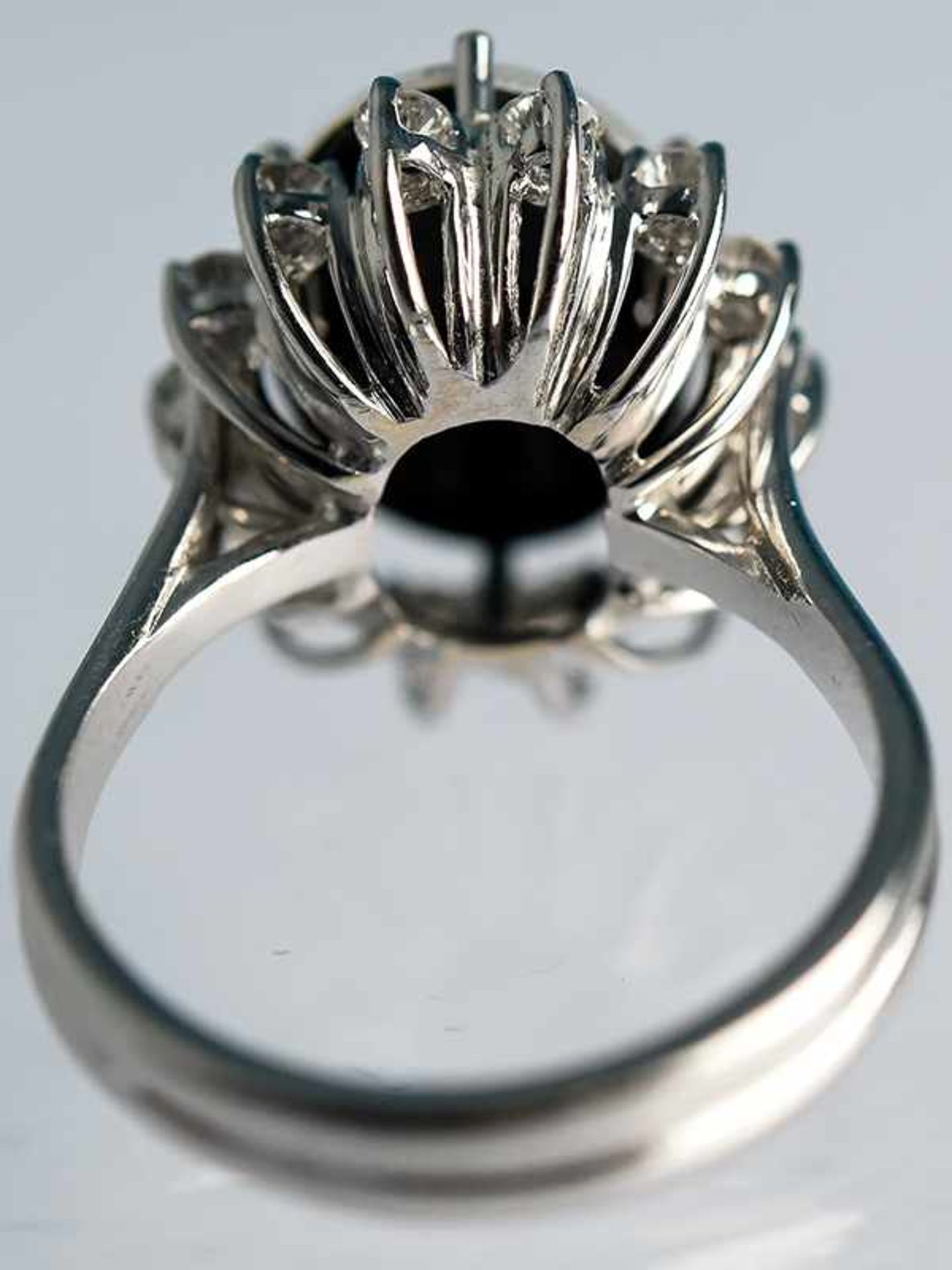 Ring mit Opal-Triblette und 14 Brillanten, zusammen ca. 0,56 ct, 20. Jh. 585/- Weißgold. - Bild 3 aus 4