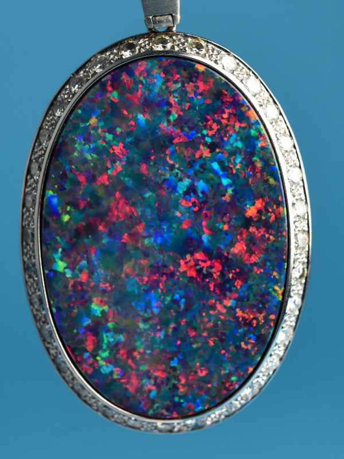 Anhänger mit großer Opal-Triblette und 33 Brillanten, zusammen ca. 0,67 ct, Goldschmiedearbeit,