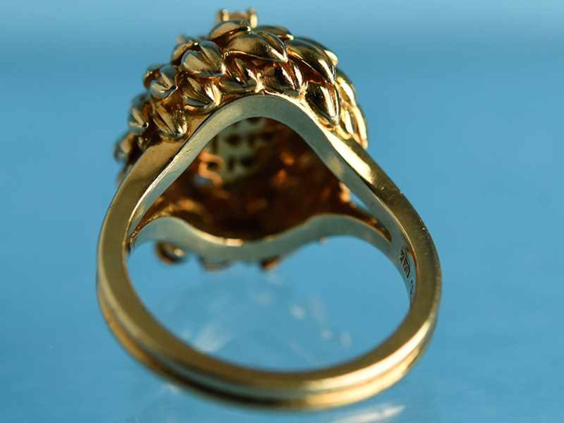 Ring mit 9 Brillanten, zusammen ca. 0,8 ct, 70- er Jahre 750/- Gelbgold. Gesamtgewicht ca. 14 g. - Bild 5 aus 5