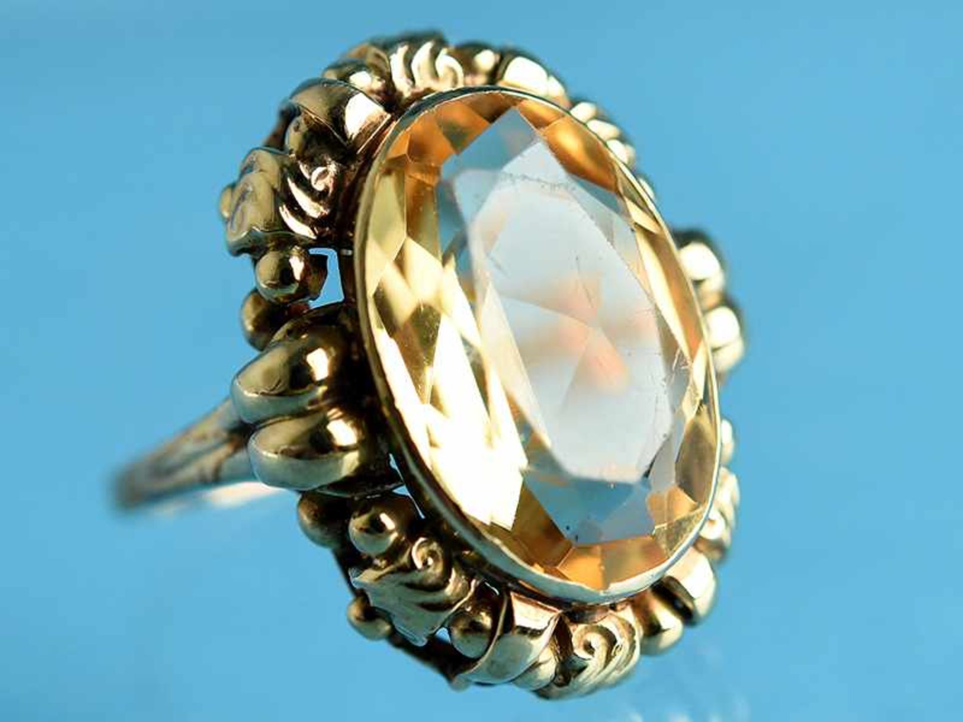 Ring mit Citrin, 20. Jh. 585/- Gelbgold. Gesamtgewicht ca. 4,6 g. Mittig gefaßter, ovaler