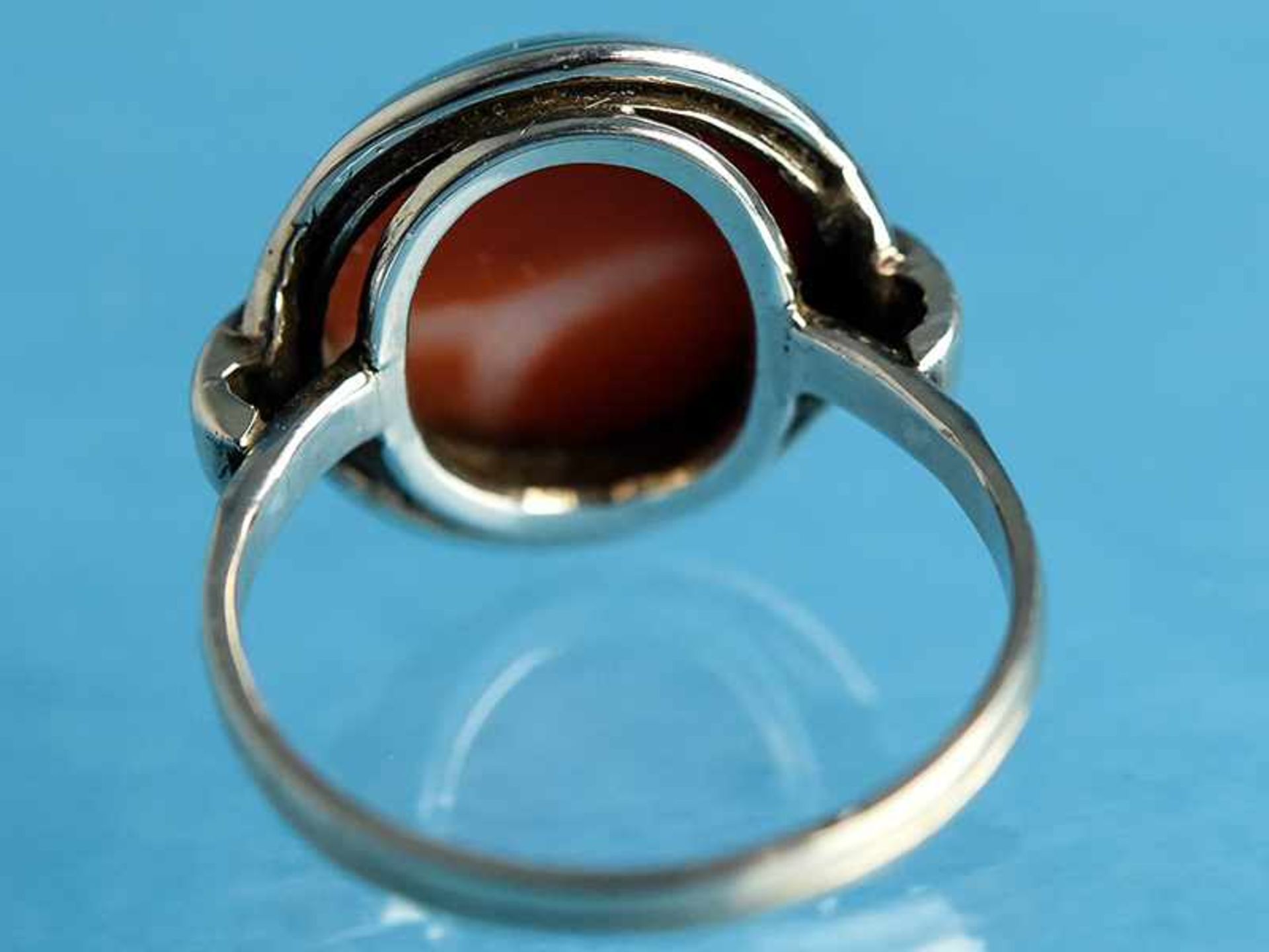 Ring mit Korallen-Cabochon, 20. Jh. Silber. Gesamtgewicht ca. 4,4 g. Mittig gefaßter runder - Bild 3 aus 3