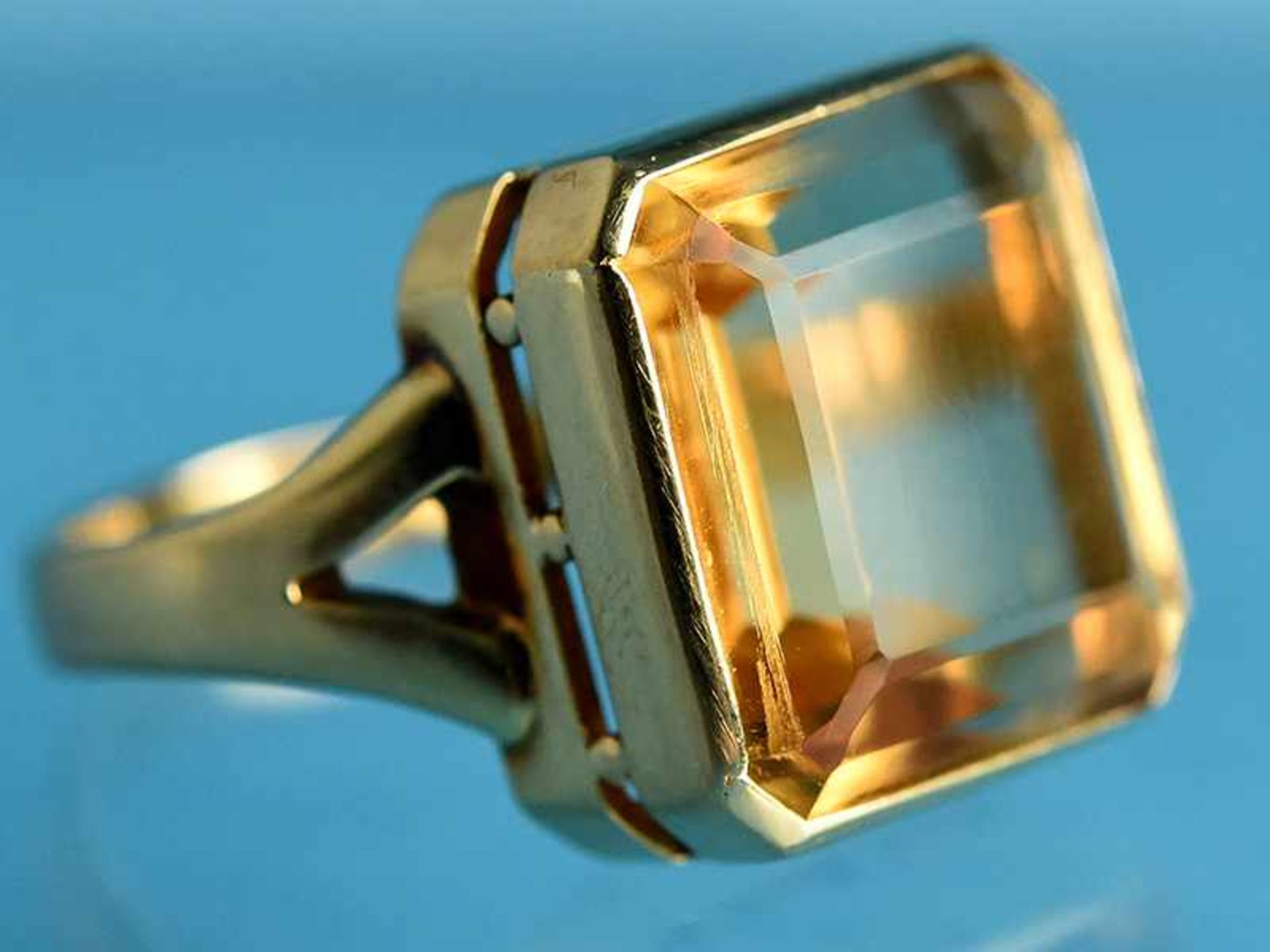 Ring mit Citrin, 20. Jh. 750/- Gelbgold. Gesamtgewicht ca. 8,8 g. Rechteckig facettierter Cirtrin.