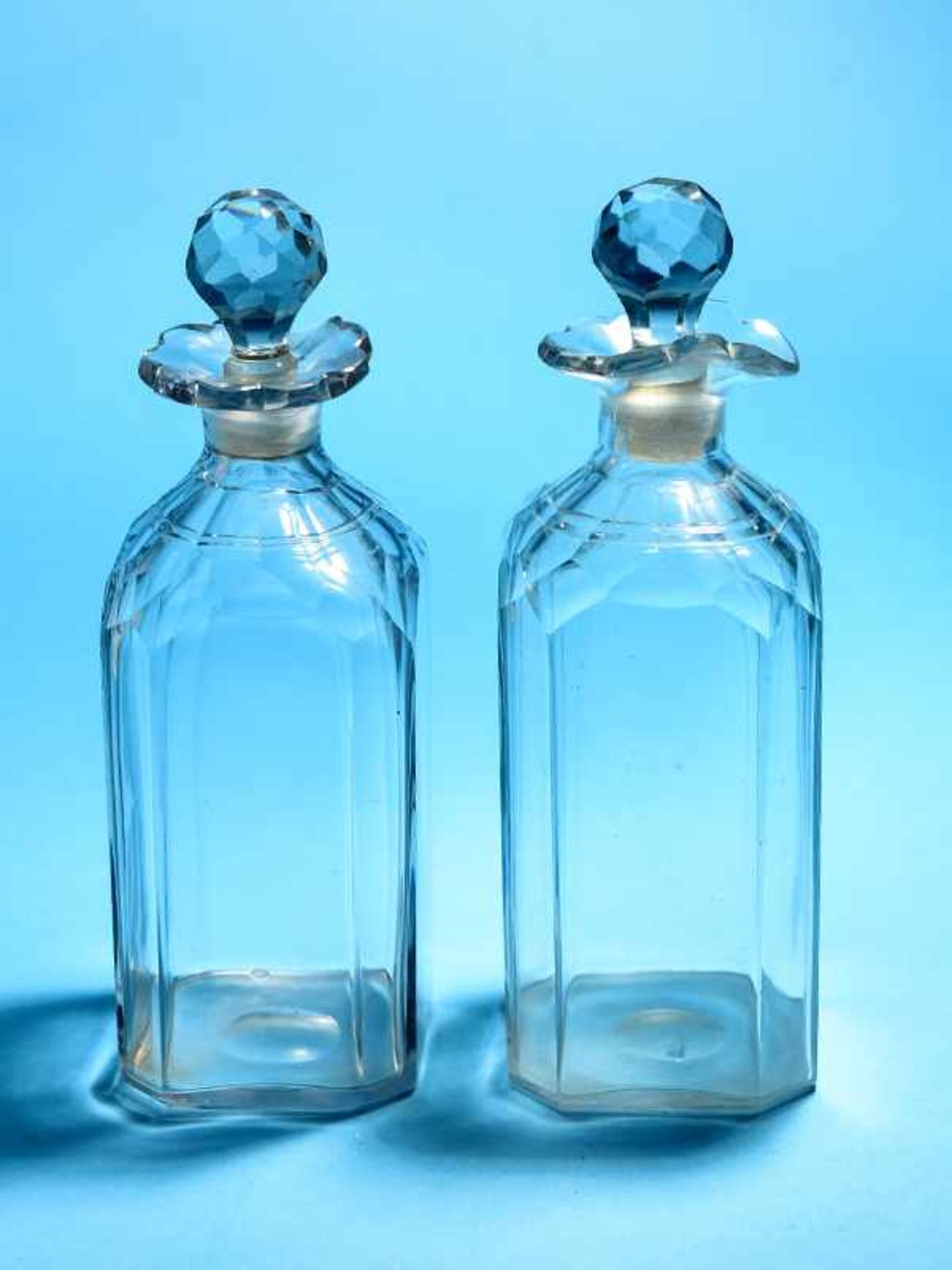 Karaffen-Paar, 19. Jahrhundert Farbloses Glas, geschliffen; Vierkantform mit facettierten