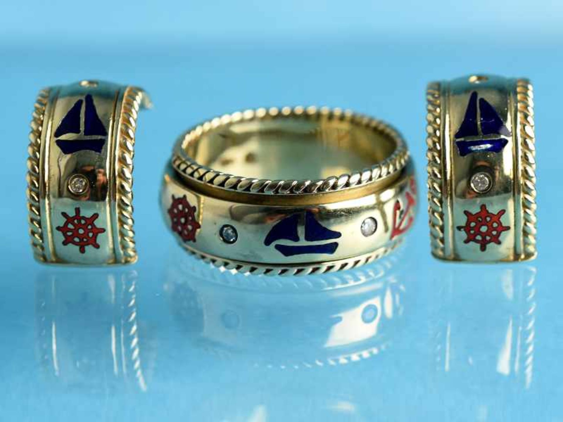 Ring und Halbcreolen mit maritimen Emailledekor und kleine 10 Diamanten, zusammen ca. 0,2 ct, 20.