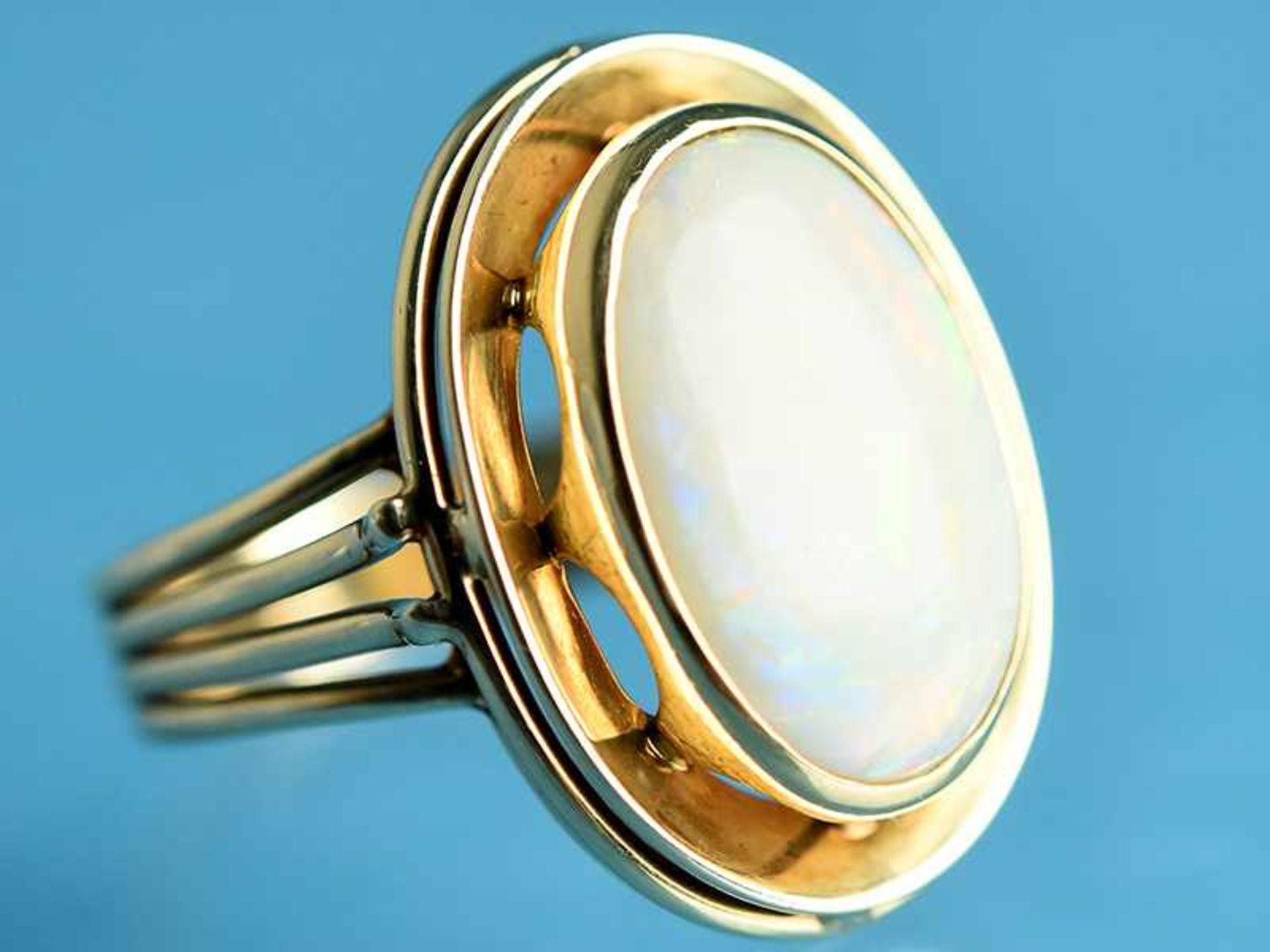 Ring mit Opal-Cabochon, Goldschmiedearbeit, 20. Jh. 585/- Gelbgold. Gesamtgewicht ca. 7 g. Ovaler